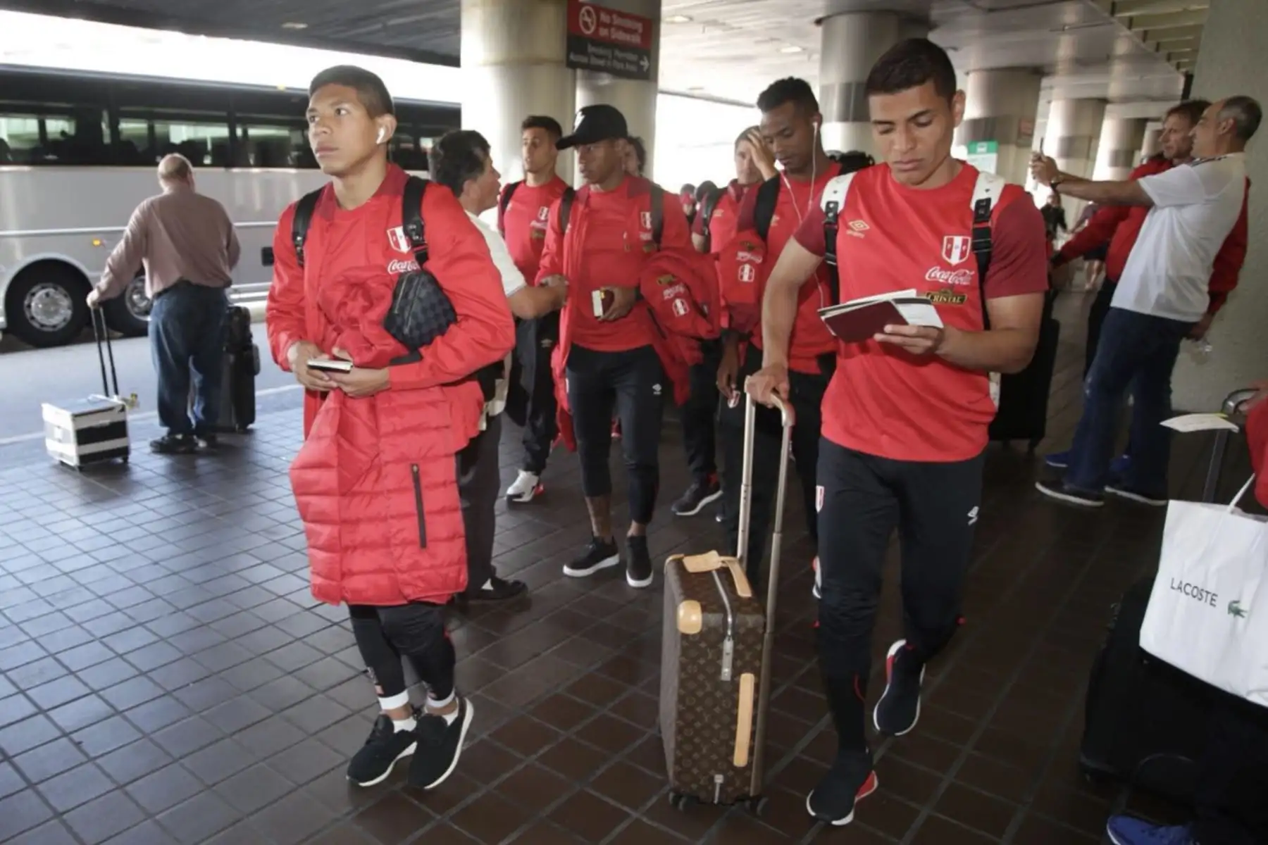 Selección peruana de fútbol viaja a Nueva York para jugar un partido amistoso con su similar de Islandia. Foto: Twitter/FPF.