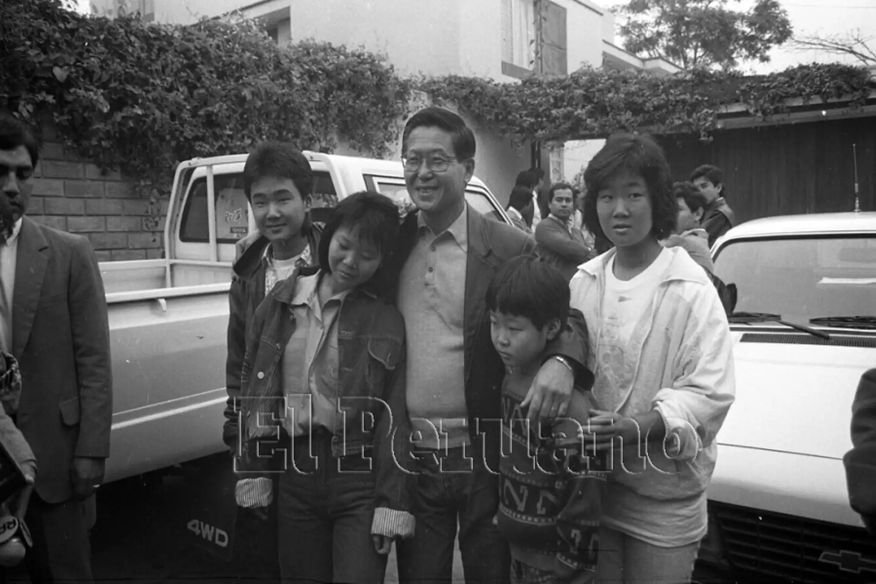 Keiko y Kenji Fujimori aparecen junto a su padre y sus hermanos, en una toma de los años 1990.