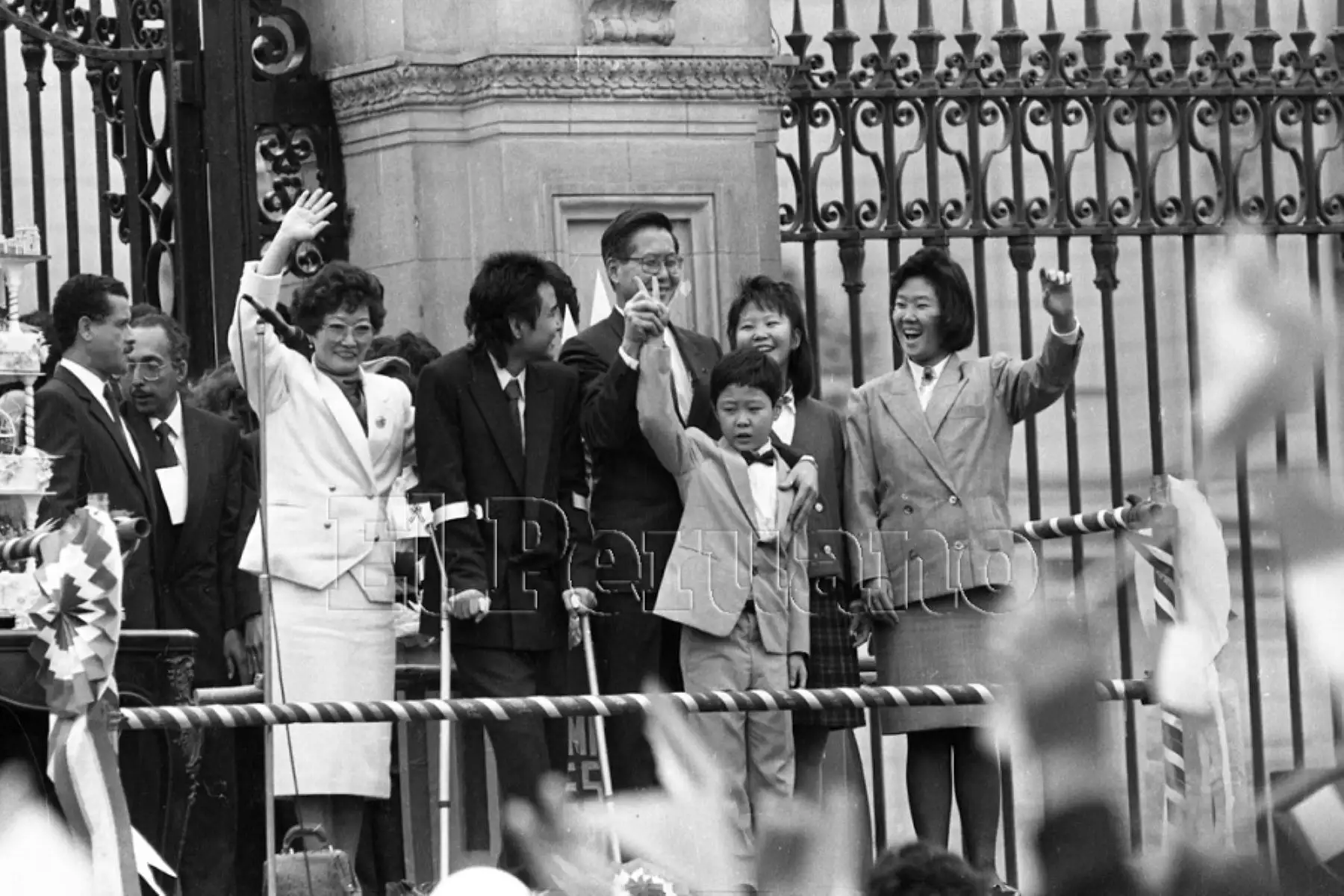 Ambos ganaron notoriedad desde niños cuando su padre, Alberto Fujimori, sorpresivamente ganó las elecciones. En la vista, una de las primeras apariciones públicas de la familia Fujimori Higuchi en Palacio de Gobierno.