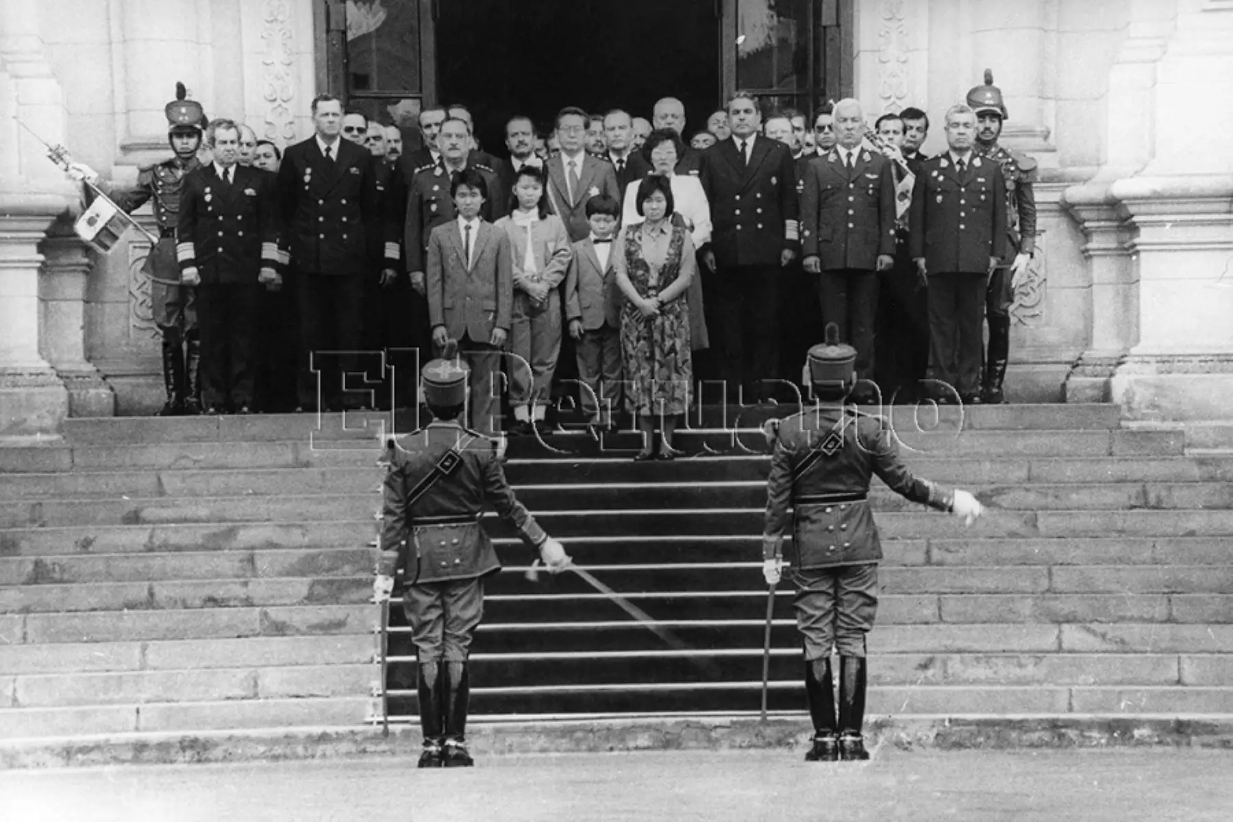 Keiko y Kenji Fujimori, junto al resto de su familia, en una actividad oficial en el Patio de Honor del Palacio de Gobierno.