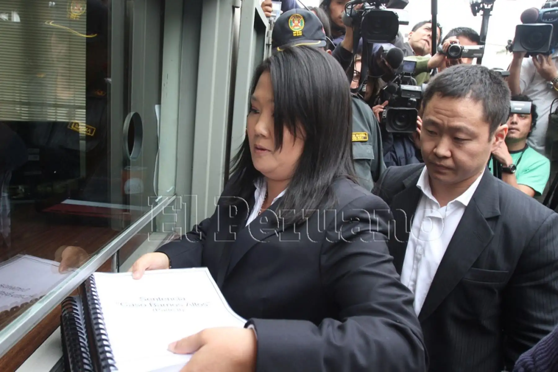En octubre del 2012,  ambos hermanos entregaron en el Ministerio de Justicia el pedido de indulto a favor del expresidente Alberto Fujimori.