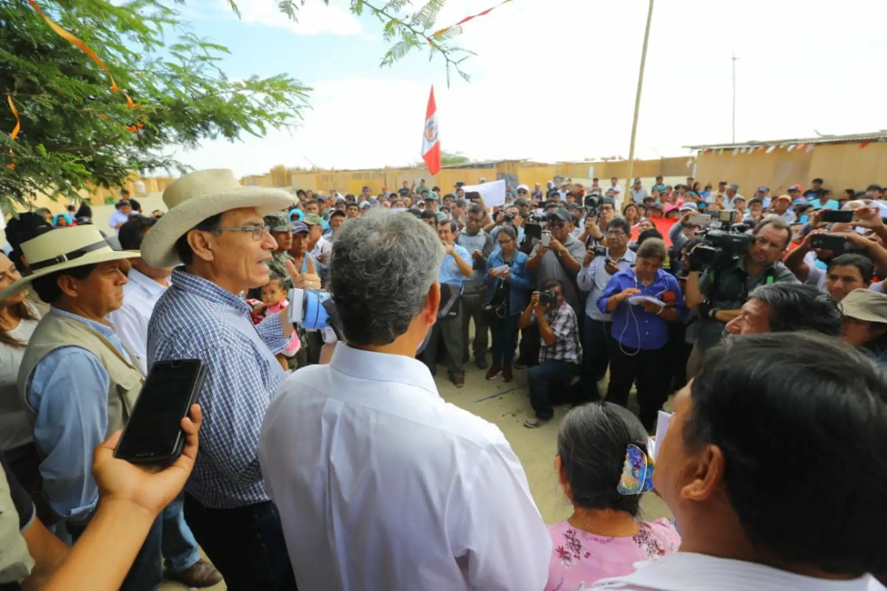 Presidente Vizcarra visita a damnificados del albergue San Pablo, en el distrito de Catacaos, Piura Foto: ANDINA/Prensa Presidencia.