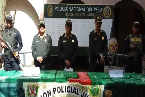 Droga se hallaba  en 132 paquetes precintados ocultos en chasis del auto.