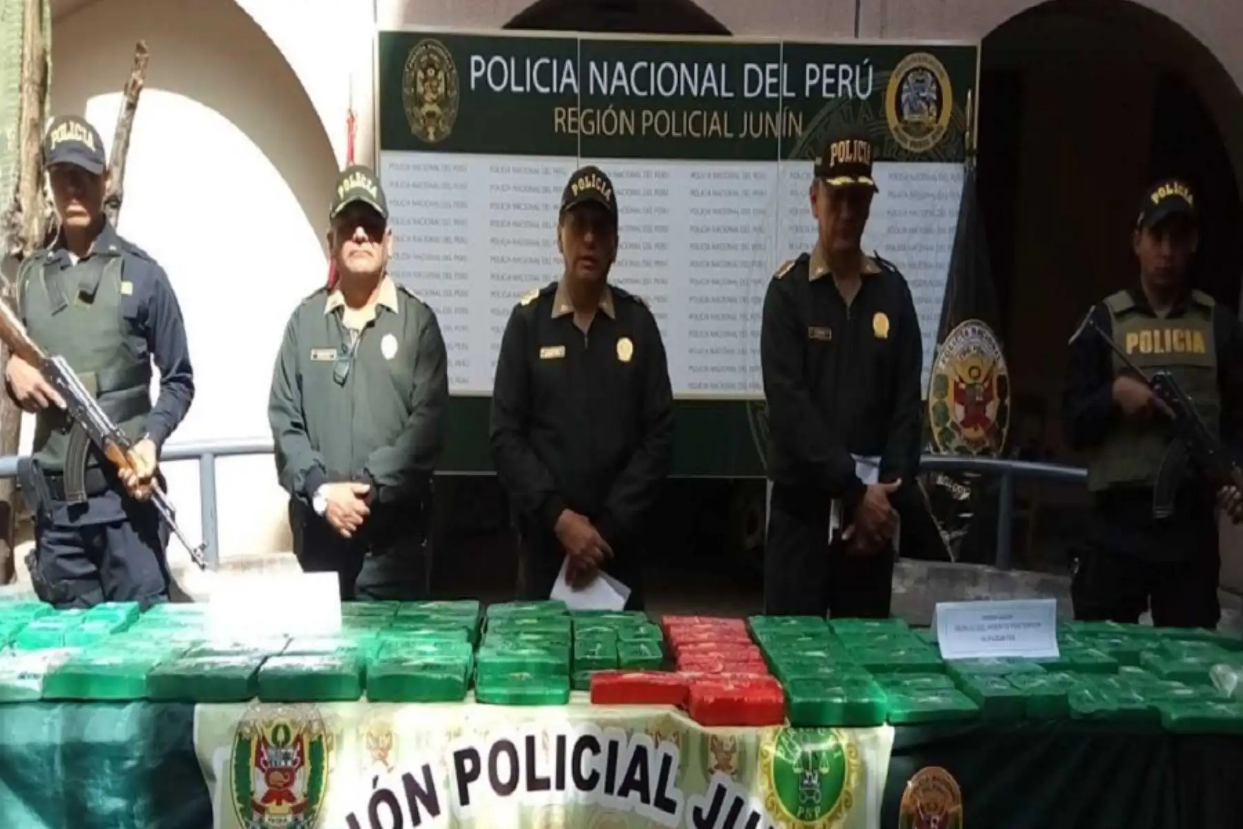 Droga se hallaba  en 132 paquetes precintados ocultos en chasis del auto.