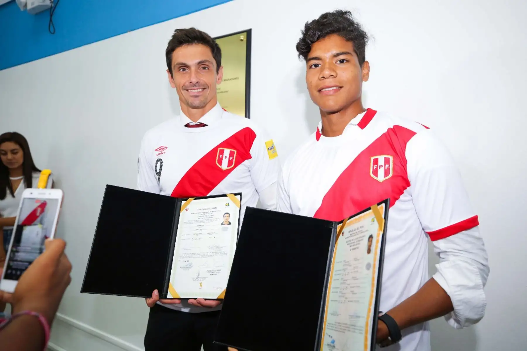 Arquero del Sport Boys, Daniel Ferreyra y Jonathan Bilbao de la Universidad San Martín reciben la nacionalidad peruana. Foto: ANDINA/ Difusión