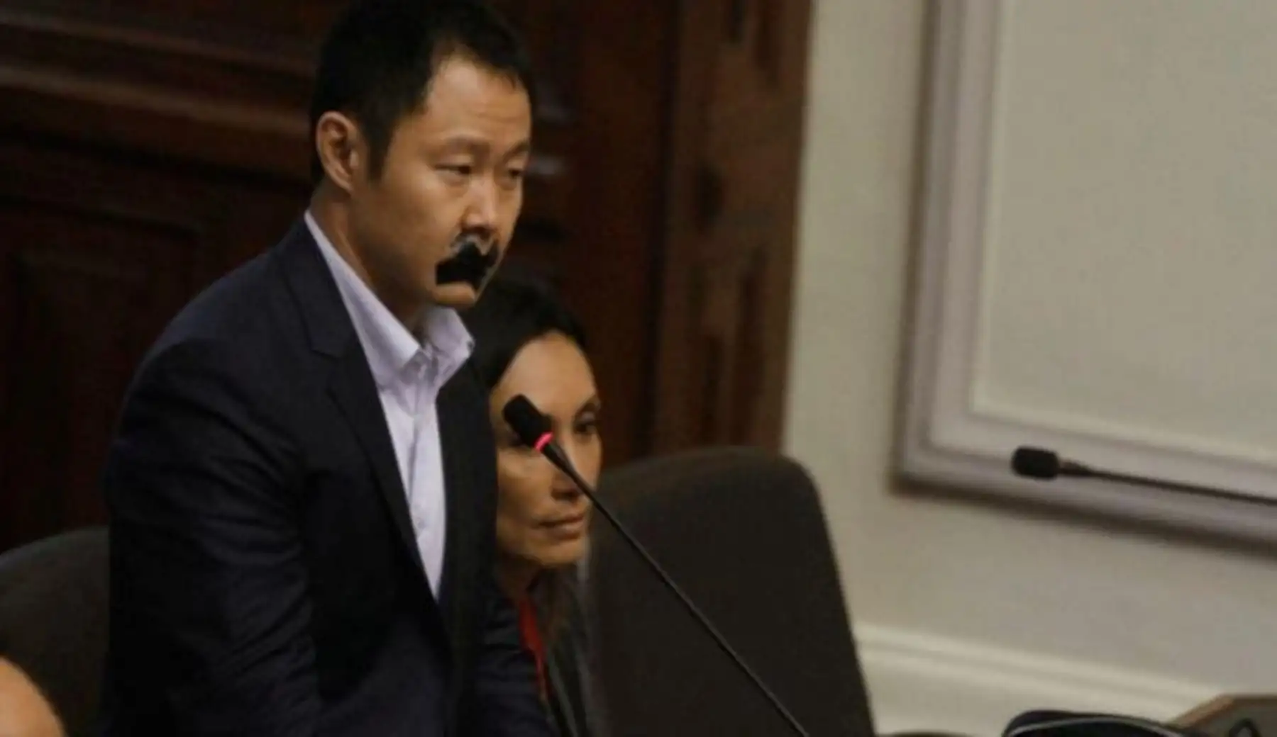 Las discrepancias entre Kenji Fujimori y la bancada de Fuerza Popular fueron evidentes en los últimos meses. Uno de los episodios más llamativos fue cuando Keji Fujimori se colocó una cinta en la boca para protestar contra la llamada "ley mordaza" que había sido apoyada por Fuerza Popular.