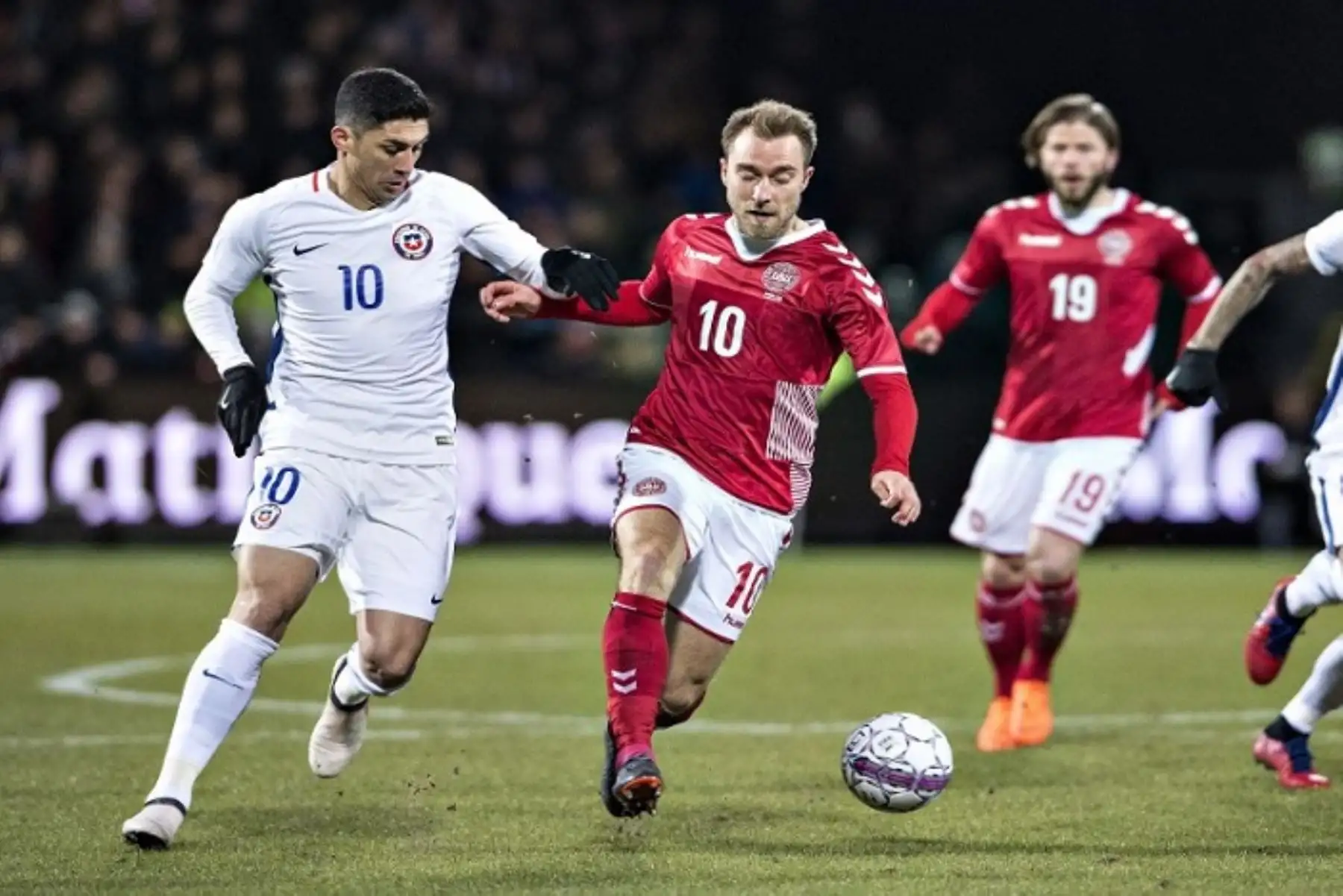 Christian Eriksen fue la manija del equipo danés, que comienza a acoplar mejor sus líneas.