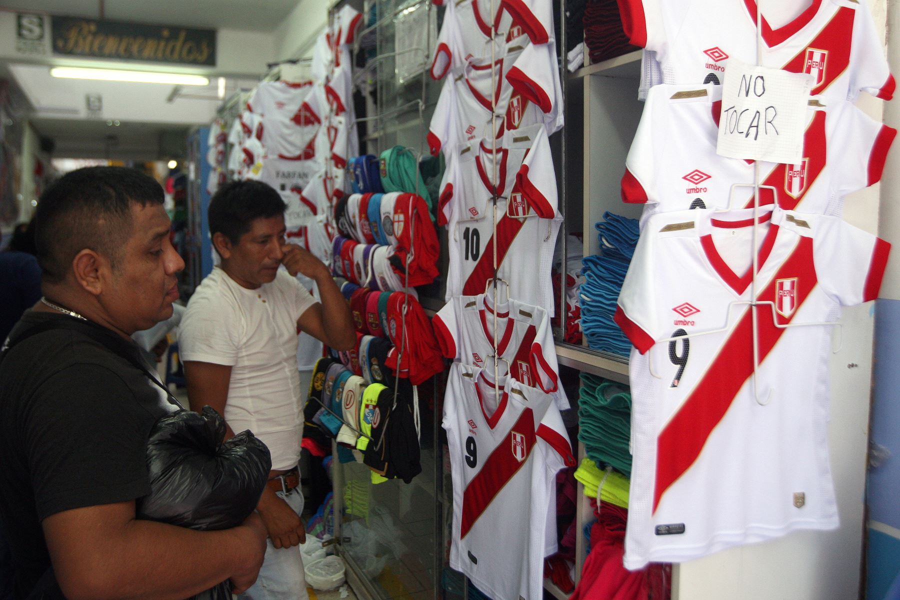 Venta de camisetas en Gamarra. ANDINA/Héctor Vinces