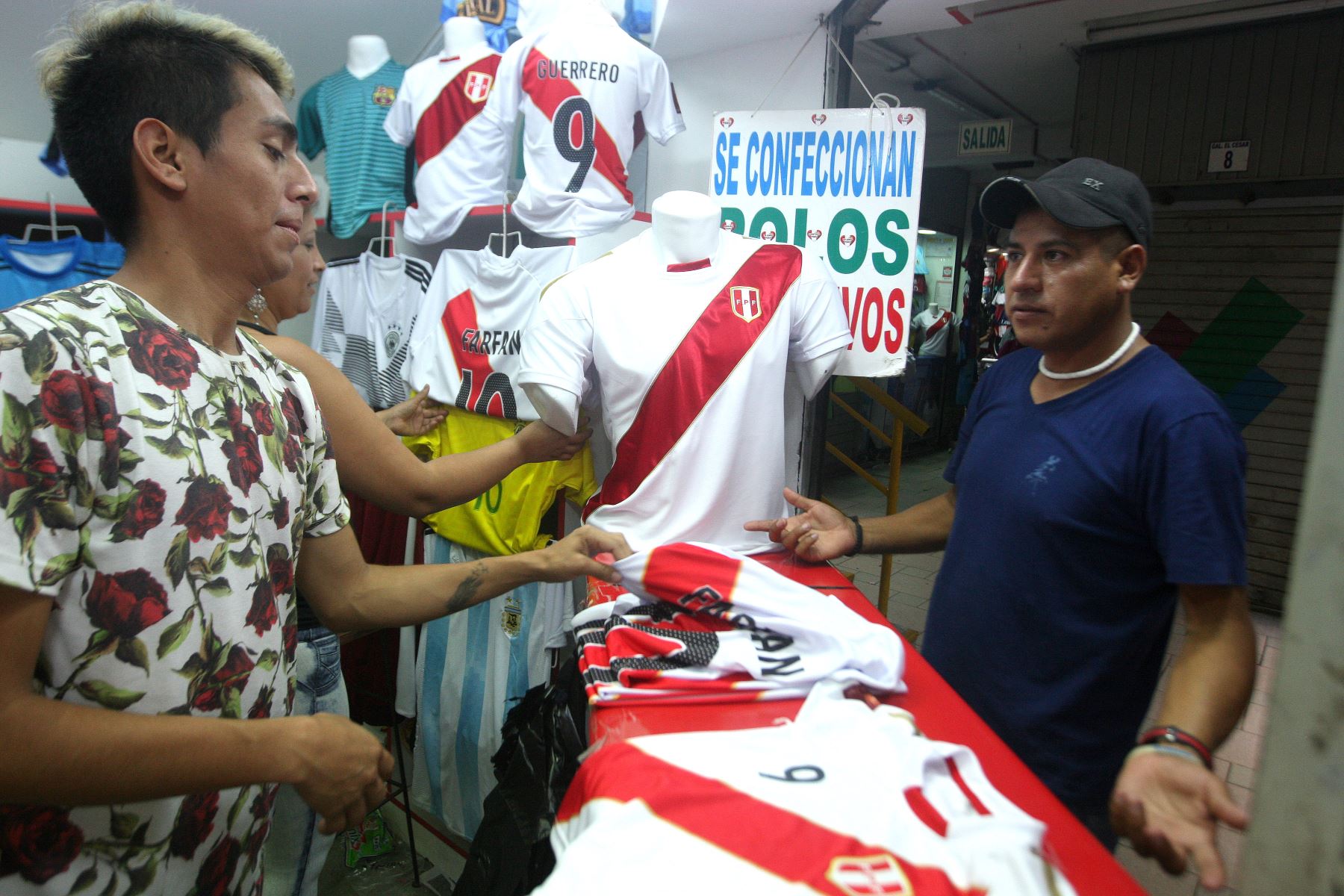 Ventas de camisetas de la selección peruana ANDINA/Héctor Vinces