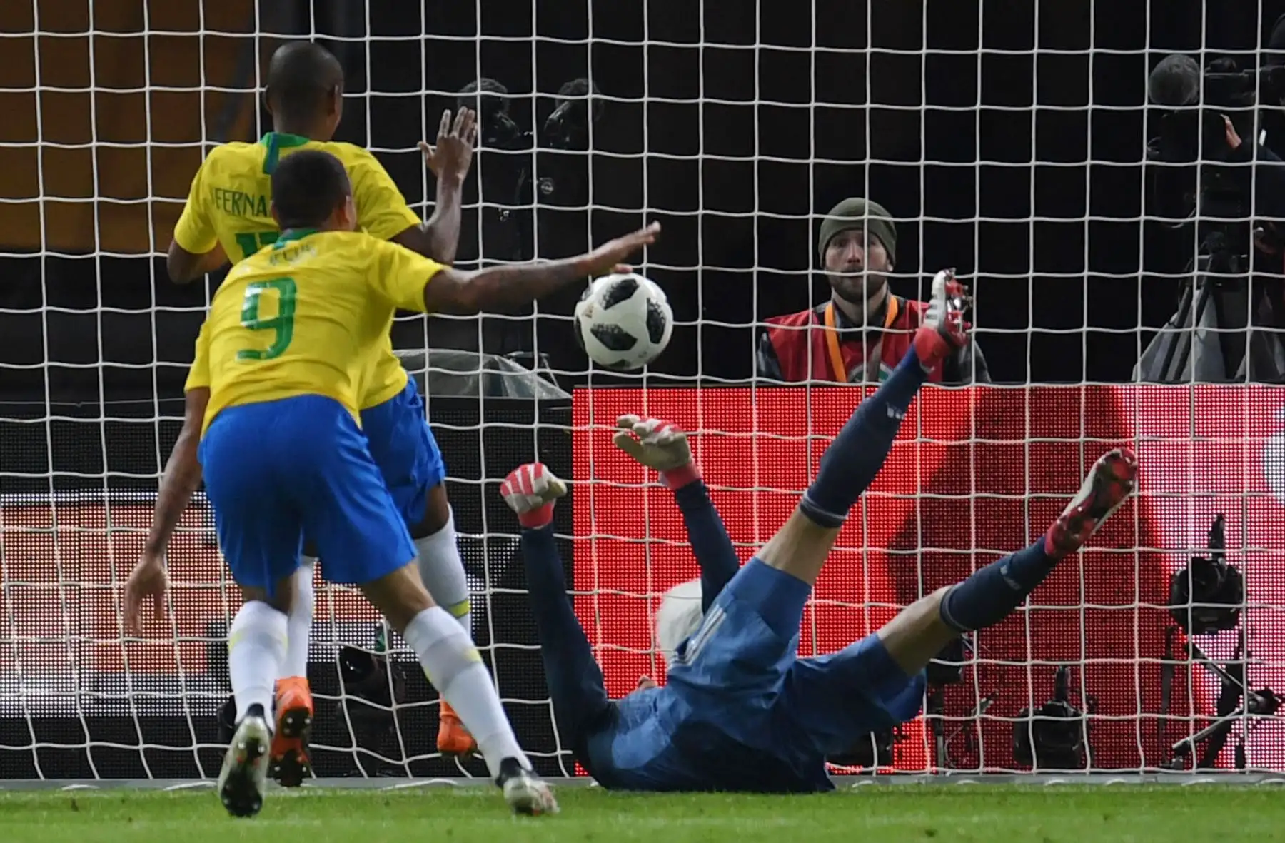 Gabriel Jesús anota en una jugada confusa en que el arquero alemán saca el balón de adentro del arco. Foto: AFP