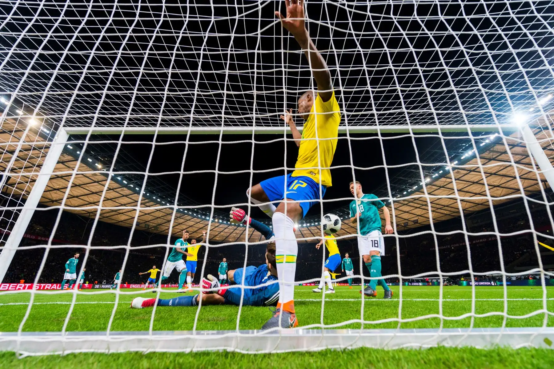 Gabriel Jesús anota en una jugada confusa en que el arquero alemán saca el balón de adentro del arco. Foto: AFP