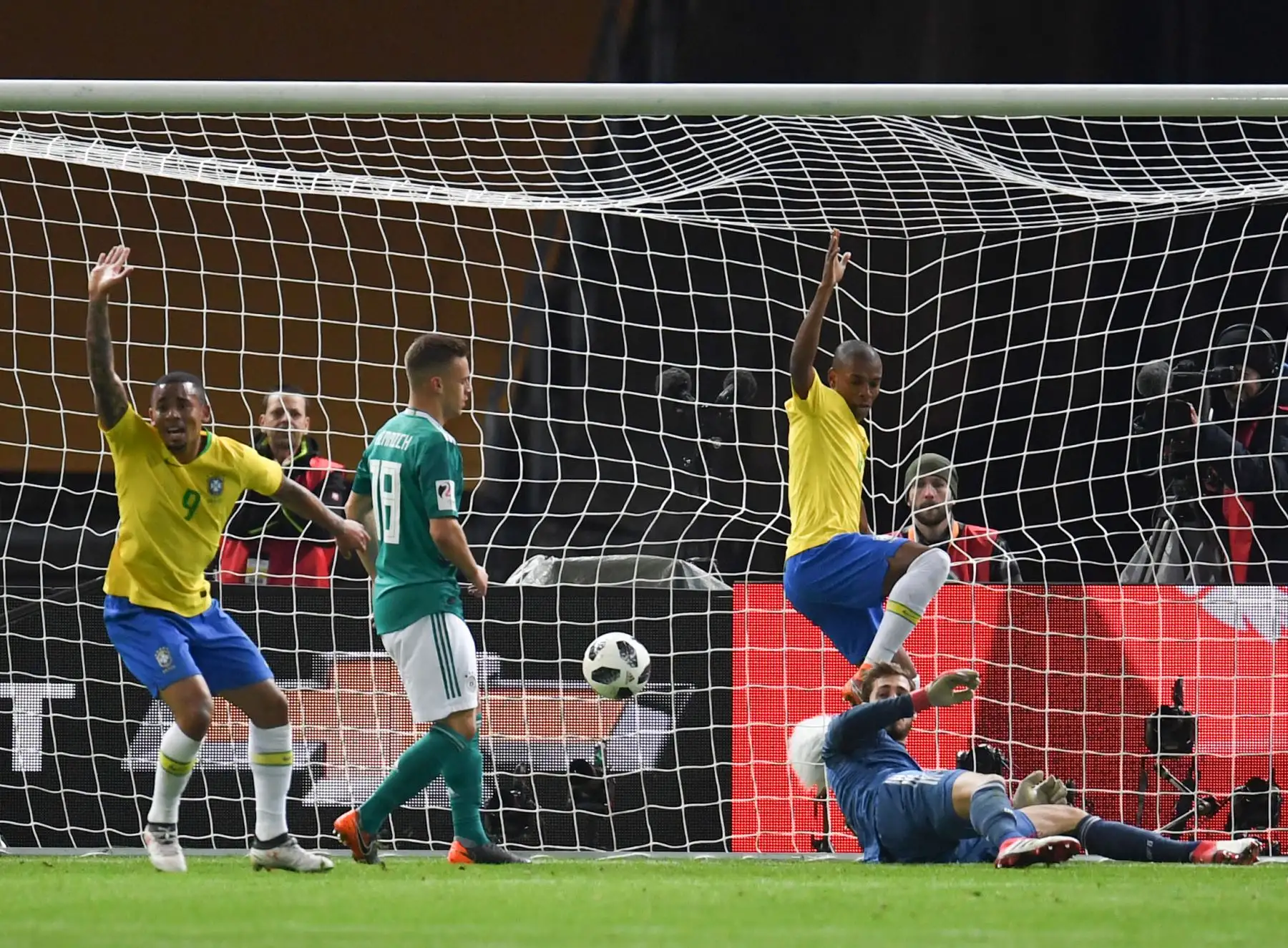 Gabriel Jesús anota en una jugada confusa en que el arquero alemán saca el balón de adentro del arco. Foto: AFP
