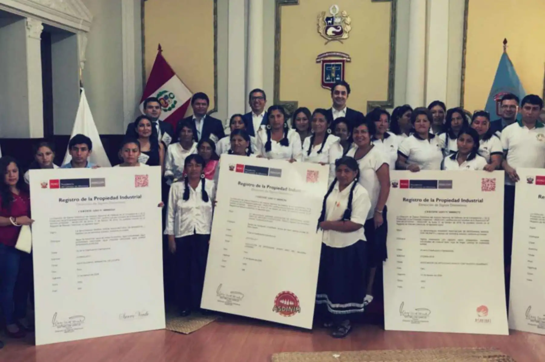 El Ejecutivo aprobó la exoneración, durante el plazo de un año, en el cobro de la tasa por derecho de tramitación de los procedimientos de “Registro de Marcas de Productos, Servicios, Colectivas y de Certificación, Nombre Comercial y Lema Comercial”, aplicable a favor de las organizaciones de productores y/o prestadores de servicios conformadas por comunidades campesinas e indígenas. ANDINA/Difusión