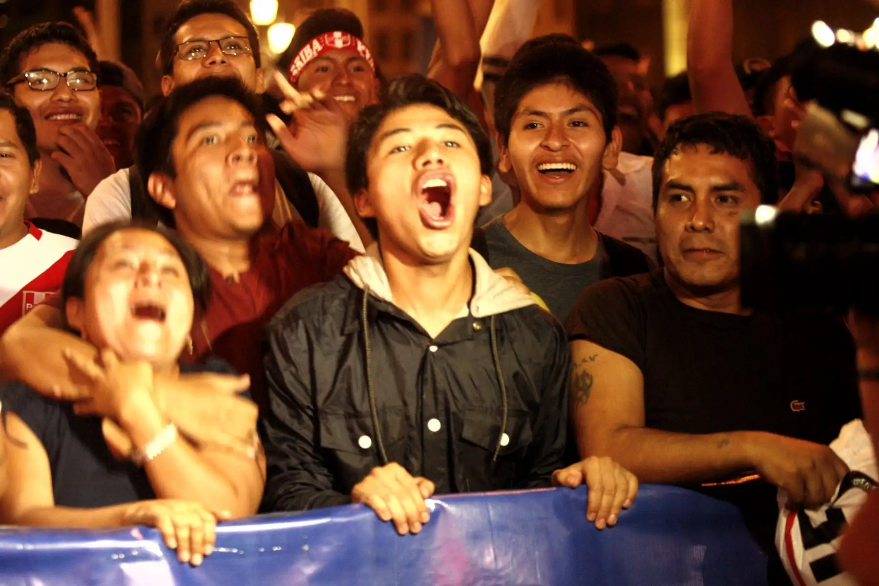 Hinchas peruanos observan el partido entre Perú vs Islandia en pantalla gigante en la Plaza de Armas de Lima. Foto: ANDINA/Eddy Ramos
