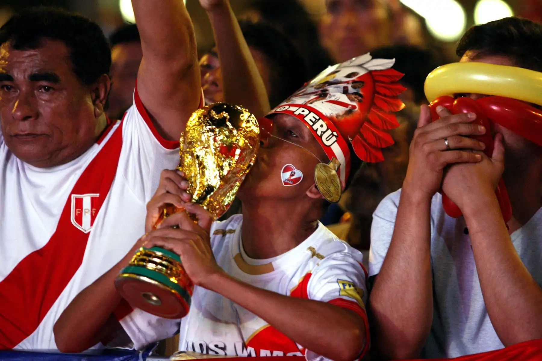 Hinchas peruanos observan el partido entre Perú vs Islandia en pantalla gigante en la Plaza de Armas de Lima. Foto: ANDINA/Eddy Ramos