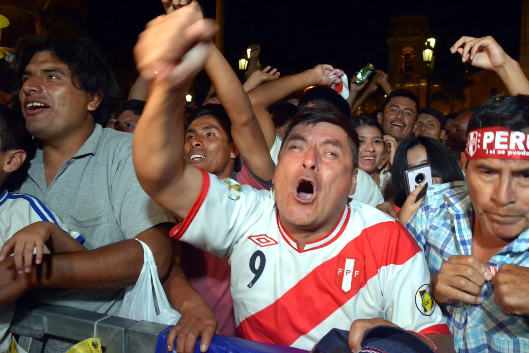Celebración de hinchas  peruanos en el partido entre Perú vs Islandia en la Plaza de Armas de Lima. Foto: ANDINA/Eddy Ramos