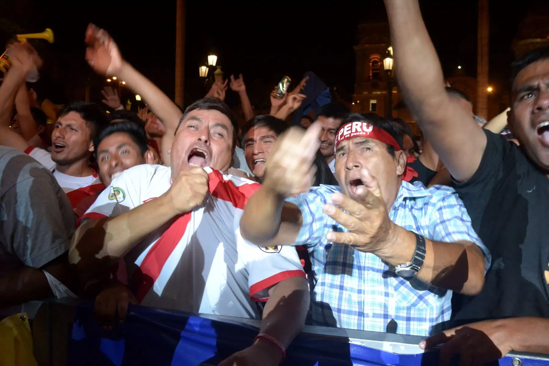 Celebración de hinchas  peruanos en el partido entre Perú vs Islandia en la Plaza de Armas de Lima. Foto: ANDINA/Eddy Ramos