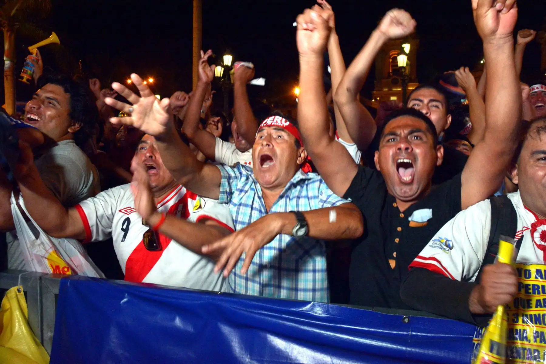 Celebración de hinchas  peruanos en el partido entre Perú vs Islandia en la Plaza de Armas de Lima. Foto: ANDINA/Eddy Ramos