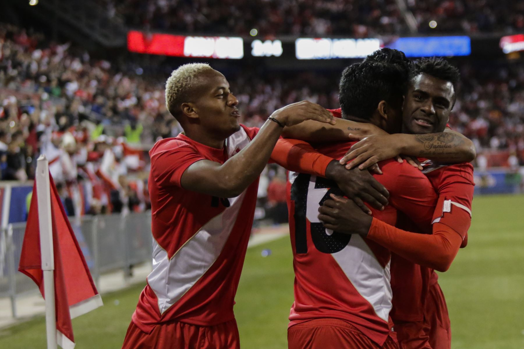 Renato Tapia anota el primer gol para Perú.Foto: AFP