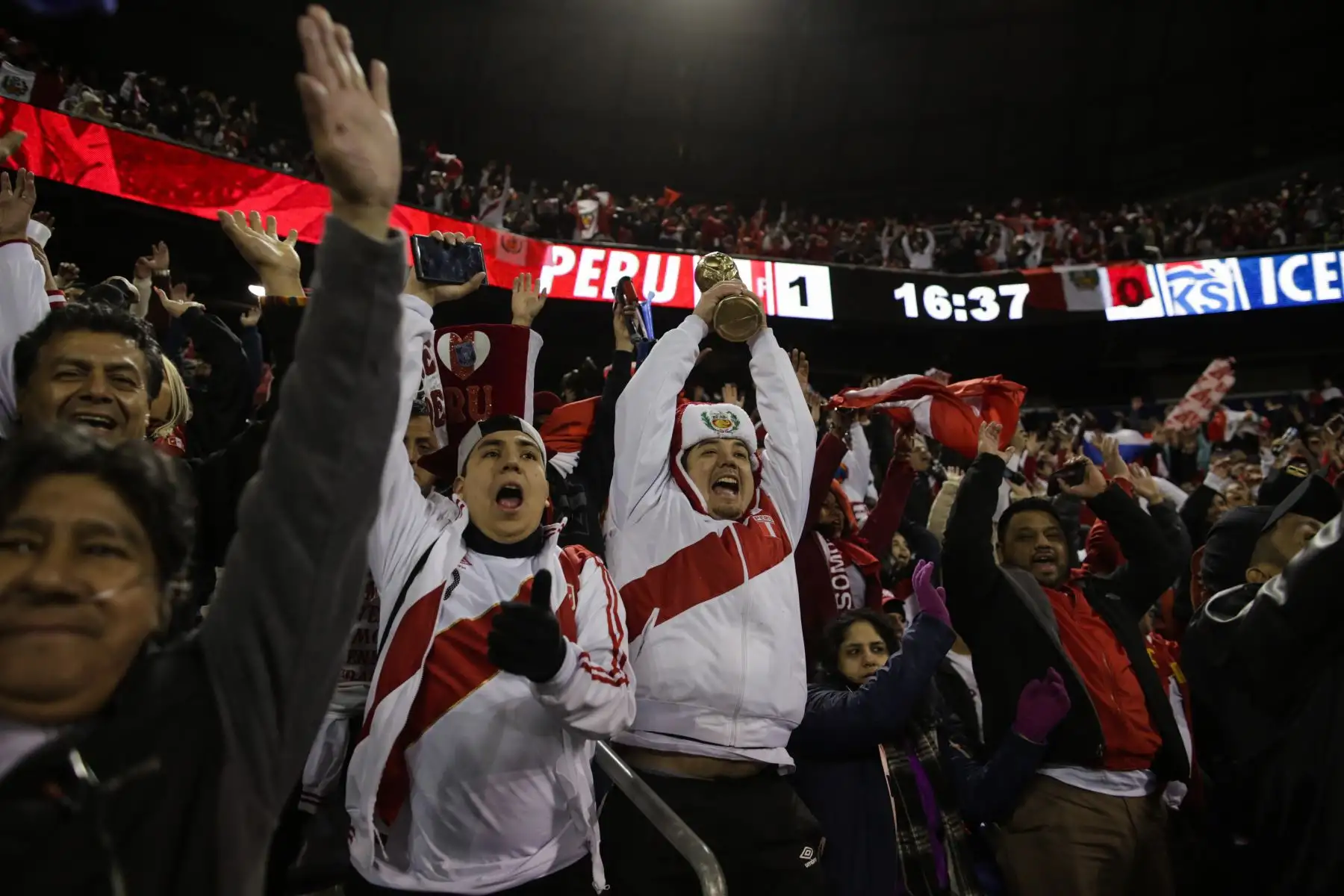 Los fanáticos de Perú asisten al partido internacional de fútbol amistoso entre Perú e Islandia en el estadio Red Bulls de Nueva Jersey.Foto:AFP