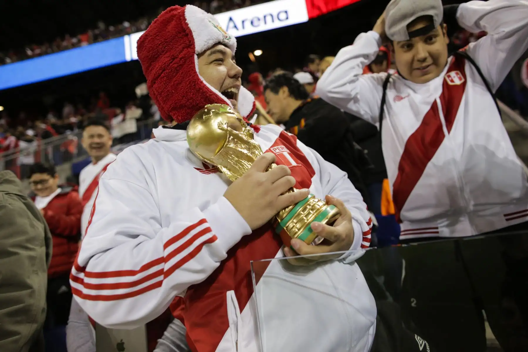 Los fanáticos de Perú asisten al partido internacional de fútbol amistoso entre Perú e Islandia en el estadio Red Bulls de Nueva Jersey.Foto:AFP
