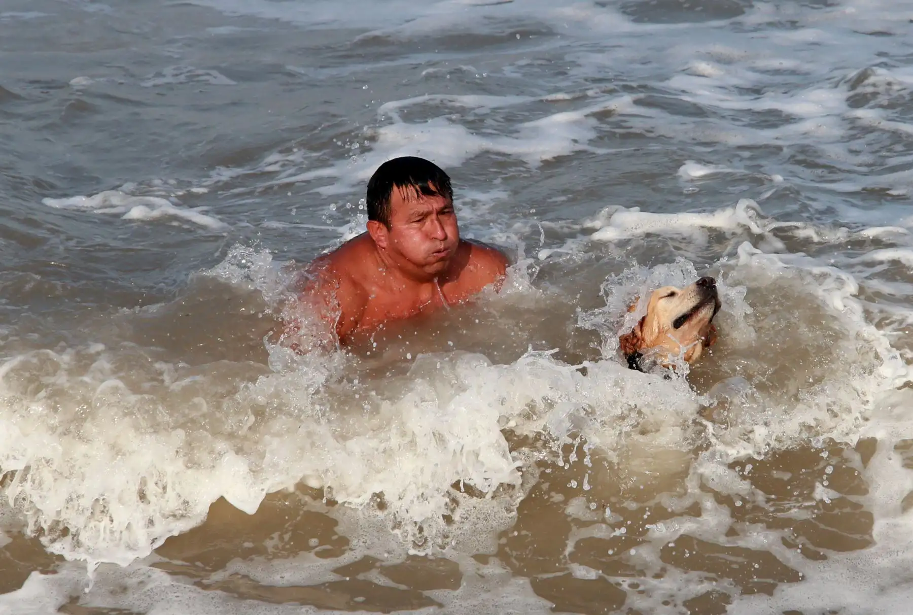 De las 832 personas rescatadas de morir ahogadas en las playas de Lima, 459 fueron varones mayores de edad, 170 varones menores de edad, 129 mujeres mayores de edad y 74 mujeres menores de edad.Foto: ANDINA/Norman Córdova