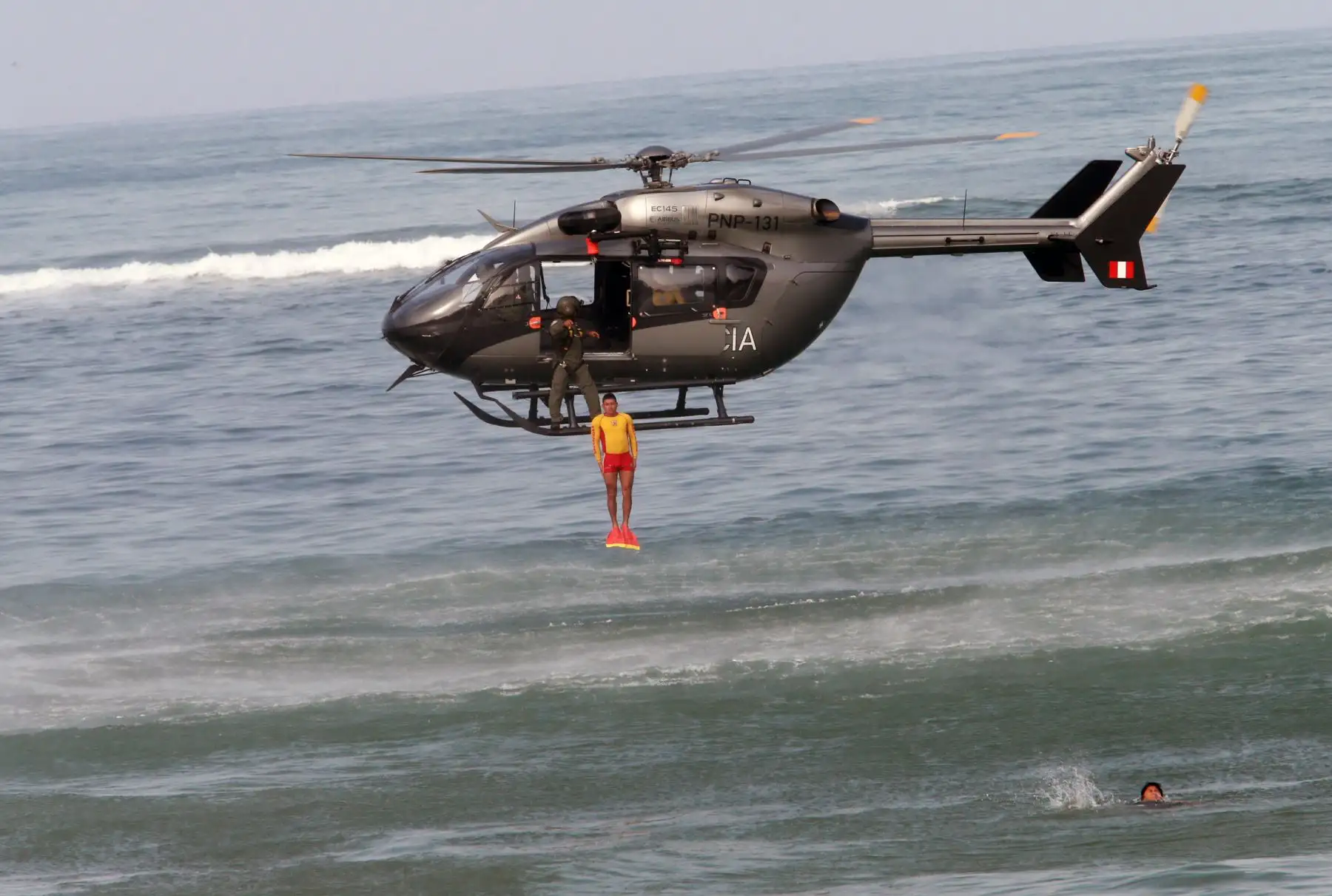 Un efectivo de la Unidad de Salvataje  Policial se lanza desde el helicóptero para rescatar a un veraneante a punto de ahogarse. La primera semana de abril concluye su trabajo en playas. Foto: ANDINA/Norman Córdova