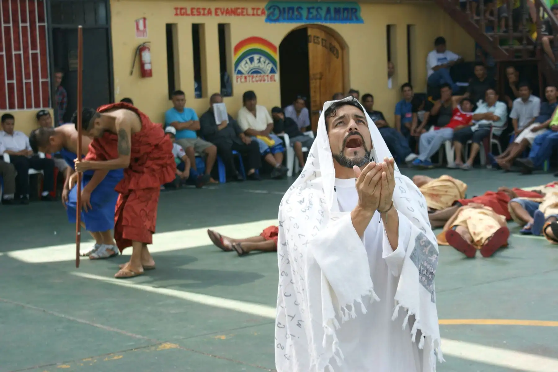 Roberto Newuell, de 38 años, actuó por segunda vez como Jesús. Su papel demandó mucha concentración y por momentos tuvo que elevar la voz para superar el griterío de sus compañeros que lo declaraban “culpable”. Foto: ANDINA/Difusión.