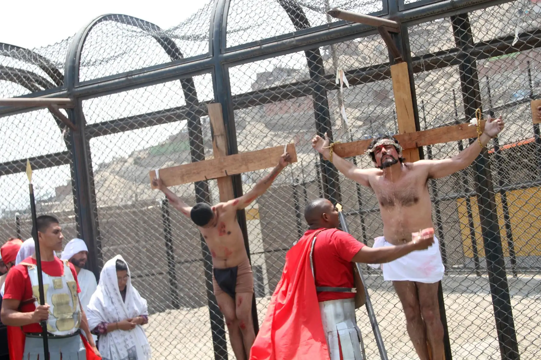 El patio principal sirvió como escenario para las tres cruces. Allí los internos repitieron el diálogo conmovedor de los evangelios.  Foto: ANDINA/Difusión.