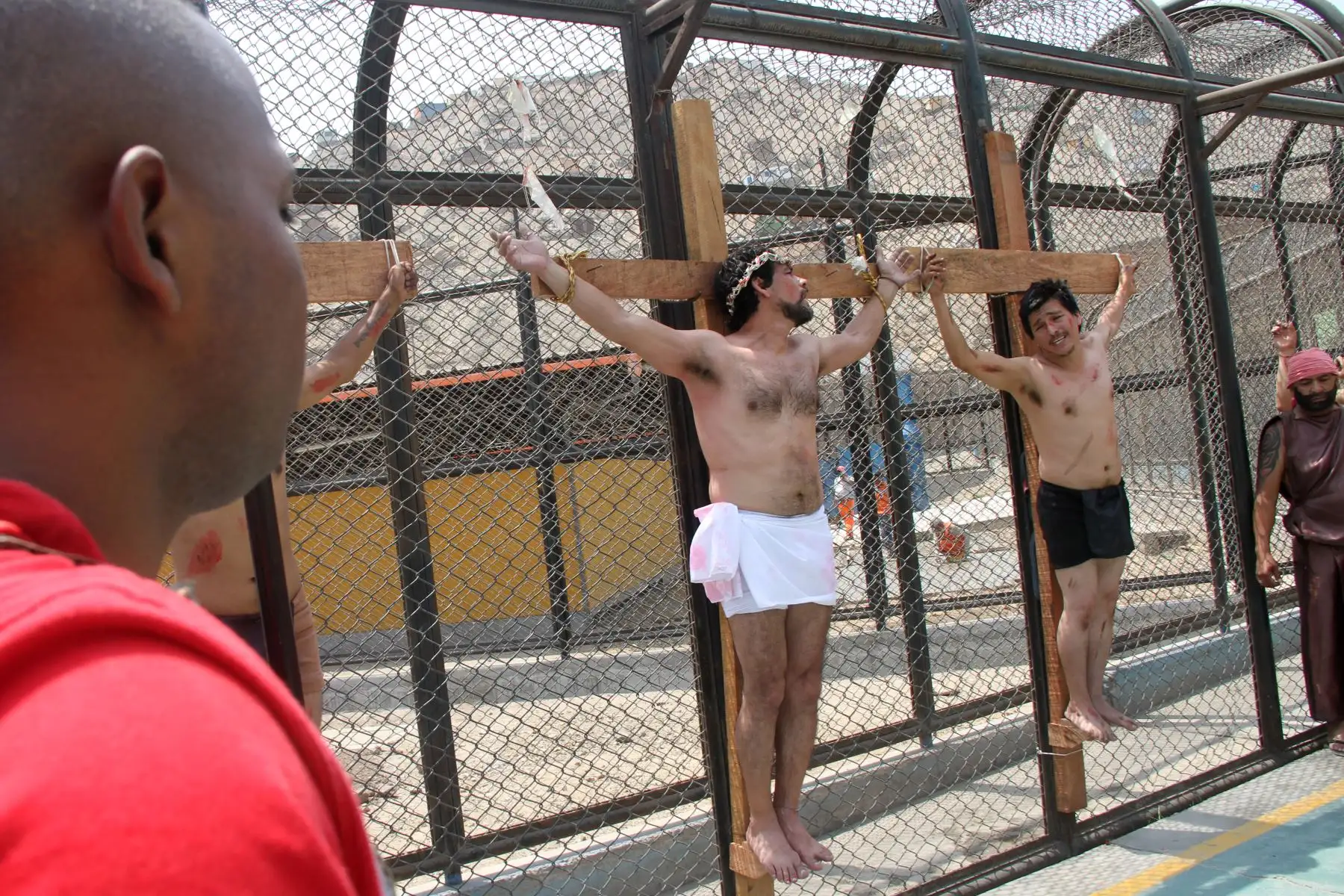 Domingo Quispe, de 34 años, interno que representó a Judas, expresó que el mensaje que se aprende en el vía crucis es que no todo está perdido en la vida cuando alguien comete un error, incluso en un penal uno puede aprender cosas buenas y cambiar.  Foto: ANDINA/Difusión.