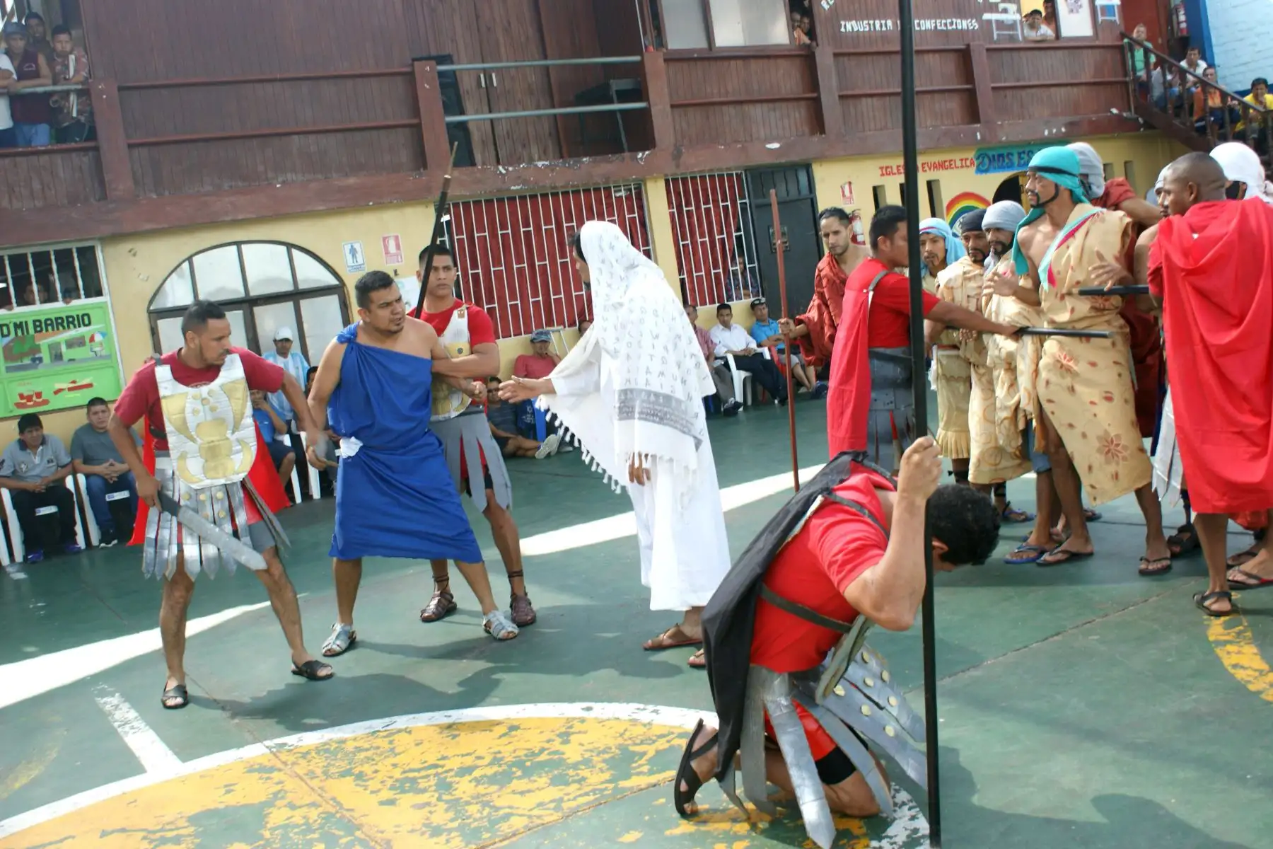 Un elenco conformado por 250 internos del penal Miguel Castro Castro representó con mucho realismo las escenas del vía crucis. Foto: ANDINA/Difusión.