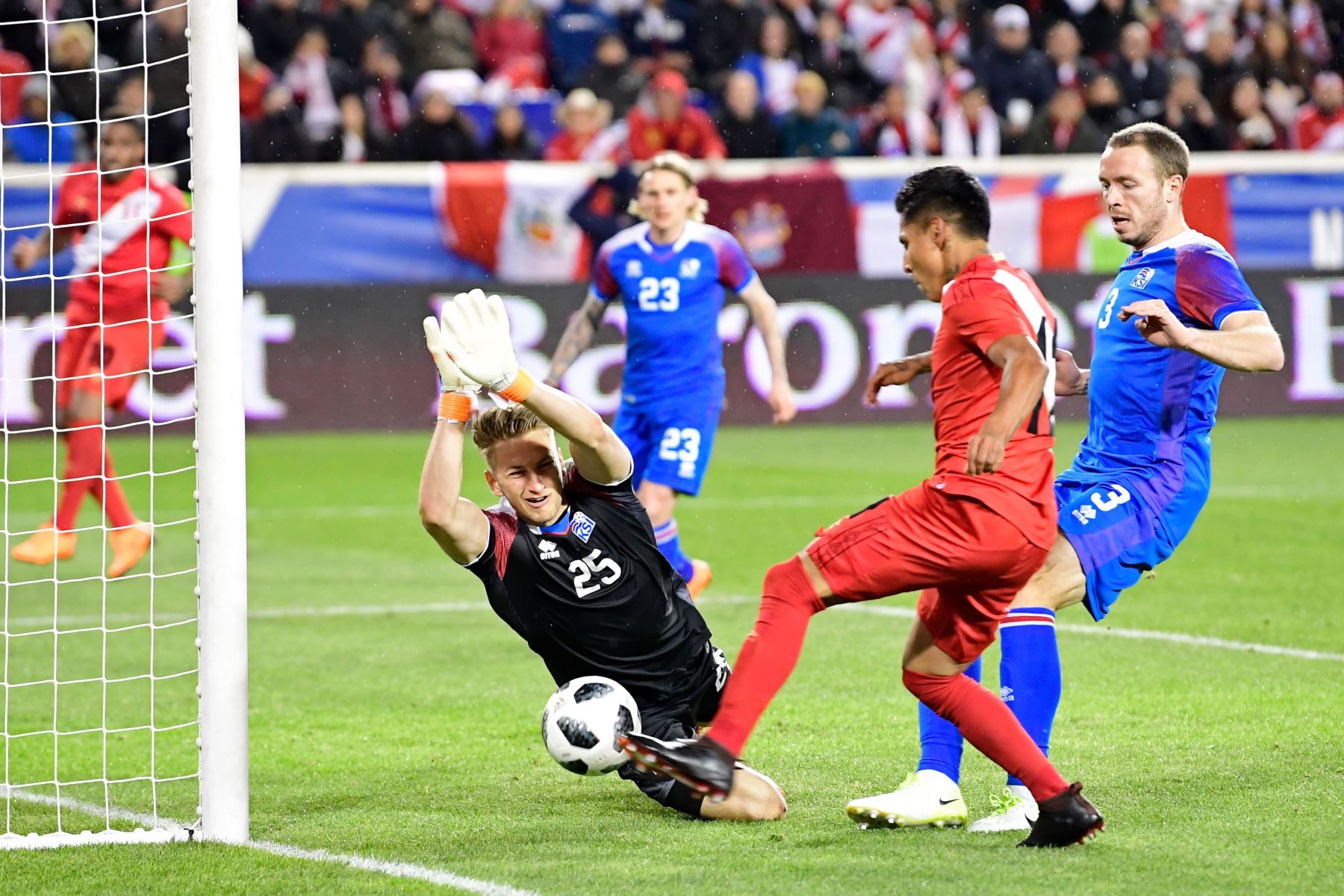 Raúl Ruidíaz, 11 de Perú, anota un gol. Foto: AFP.