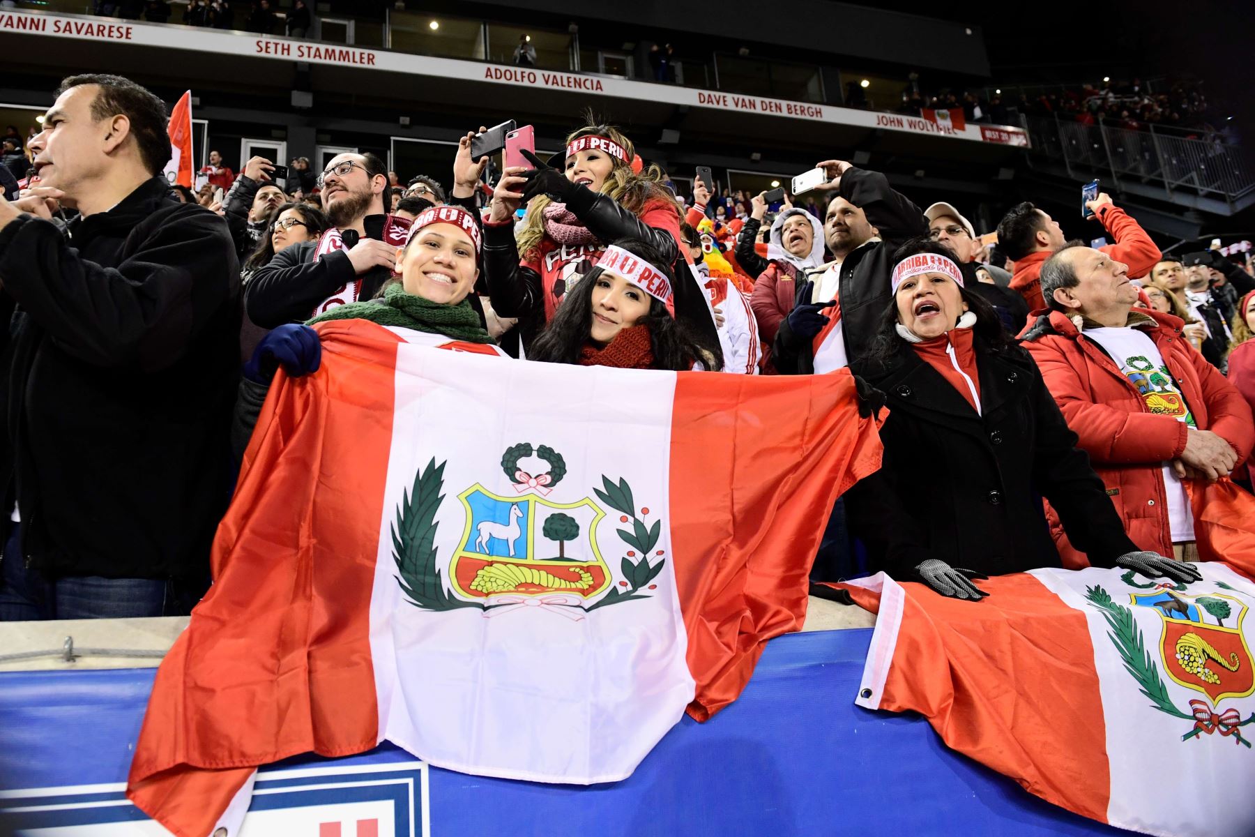 Hinchas peruanos en el Red Bull Arena. Foto: AFP.