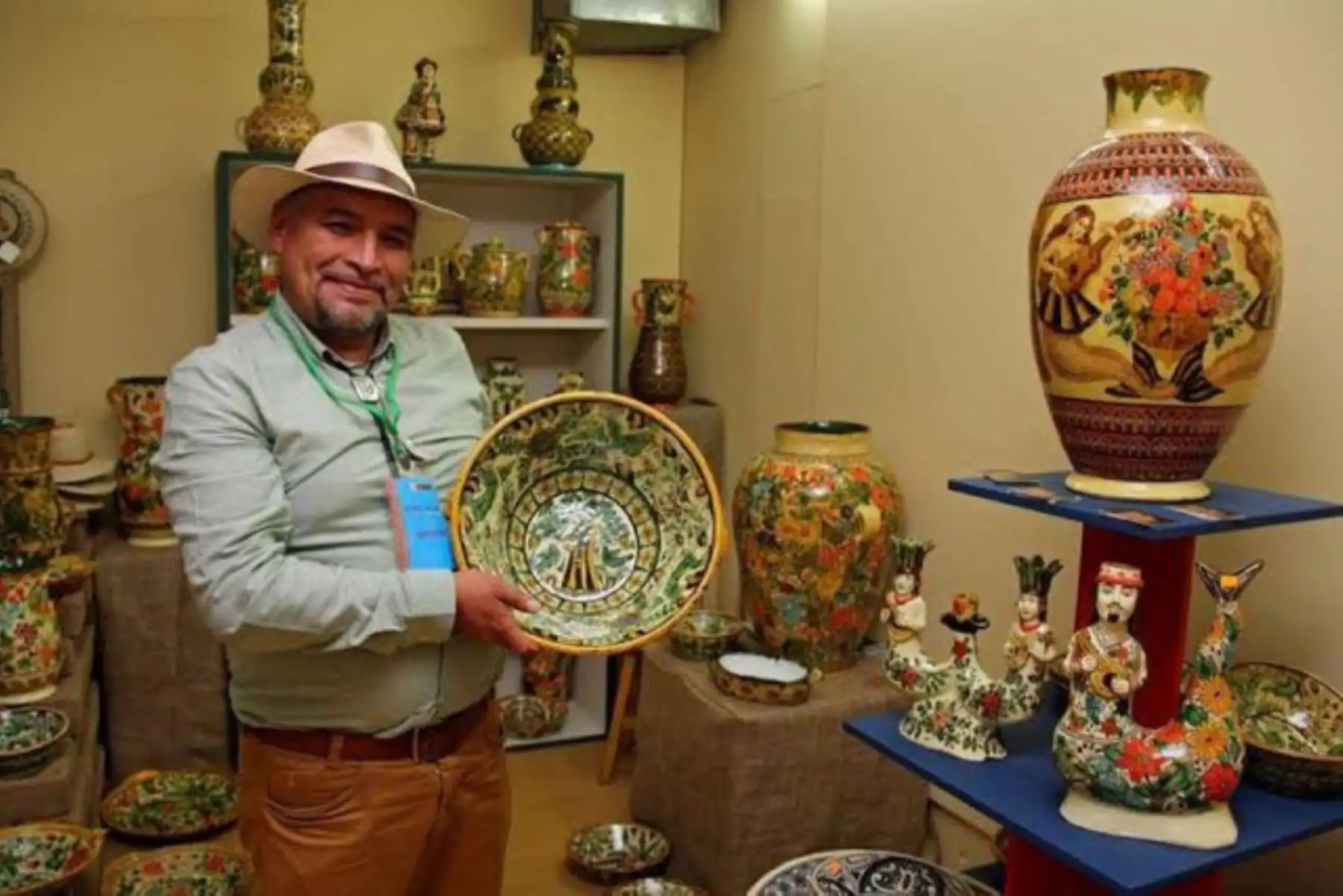 Tater Camilo Vera Vizcarra es un maestro ceramista cusqueño cuya labor ha hecho posible la recuperación y revaloración de la cerámica vidriada colonial, símbolo del sincretismo religioso obtenido de la fusión de la cultura andina y española, desarrollando una labor pedagógica y social a través de la transmisión de este conocimiento.