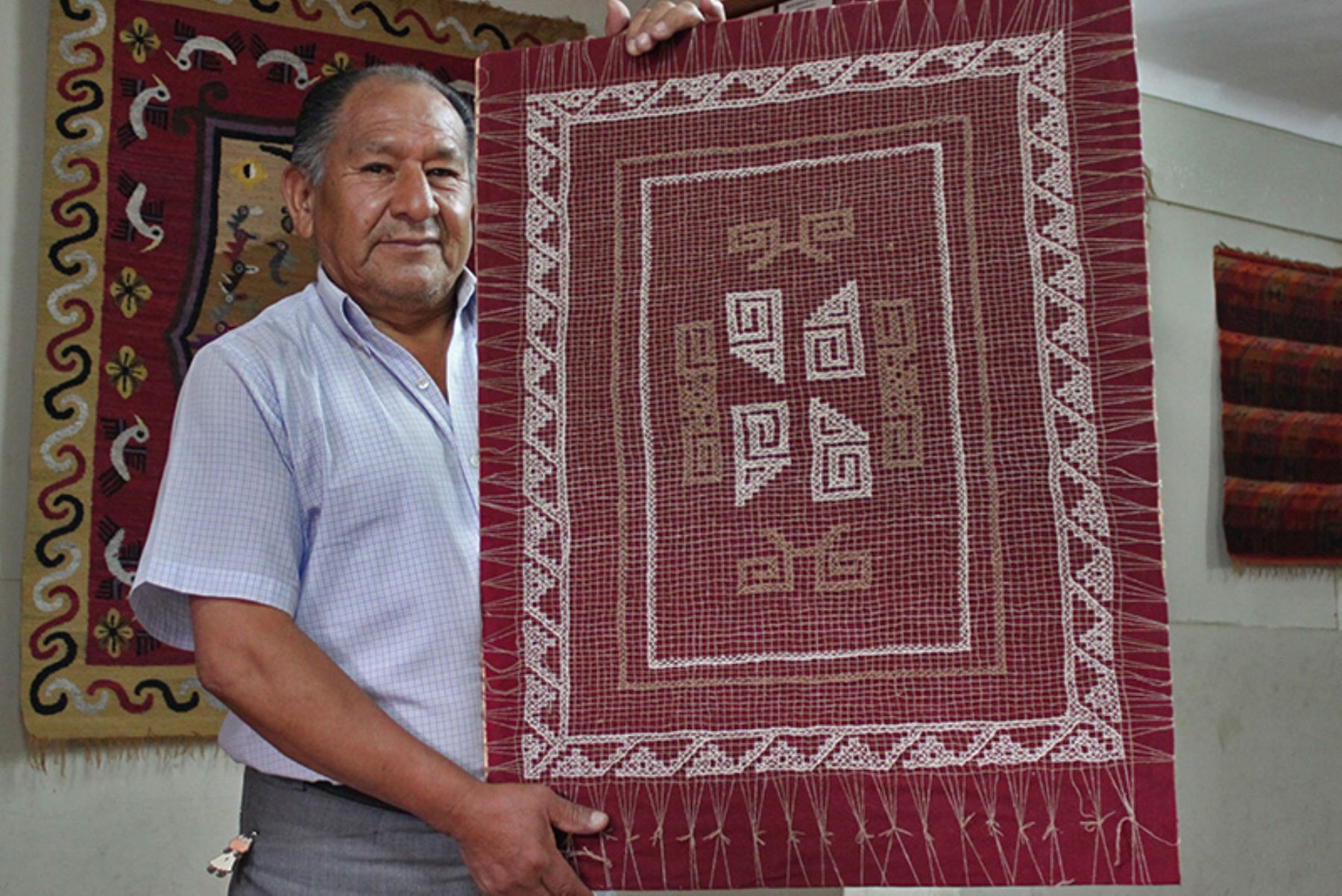 Alfonso Sulca Chávez es un maestro del arte textil que ha contribuido de manera trascendente al desarrollo de una escuela o tendencia estilística en el tejido tradicional ayacuchano.