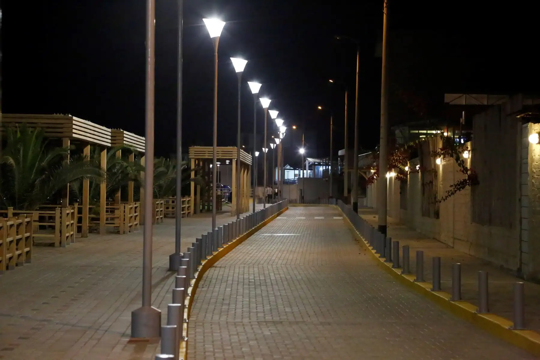 También existe una zona de comercio de artesanías, venta de comidas con vista al mar, descansos y pérgolas de madera con techo sol y sombra, vías de acceso a lo largo de dicho malecón, duchas, vestidores, servicios higiénicos, señalización e iluminación para la visita nocturna, entre otros. Foto: Mincetur