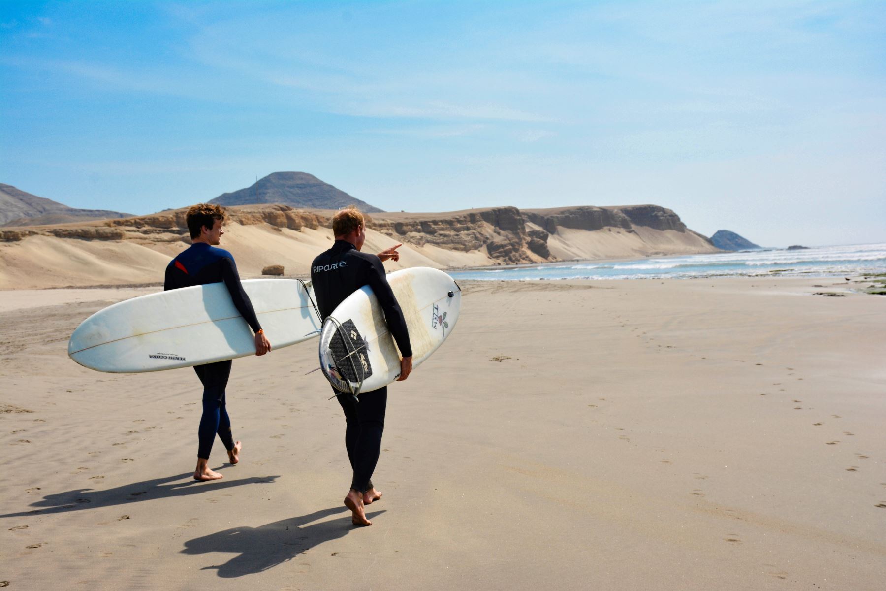 Los surfistas llegan en peregrinación a Malabrigo para disfrutar de esa ola izquierda que mide aproximadamente 2 kilómetros. En Chicama hay más de una ola, la primera es Mal Paso que puede alcanzar tamaños de hasta 4 o 5 metros. Foto: Mincetur
