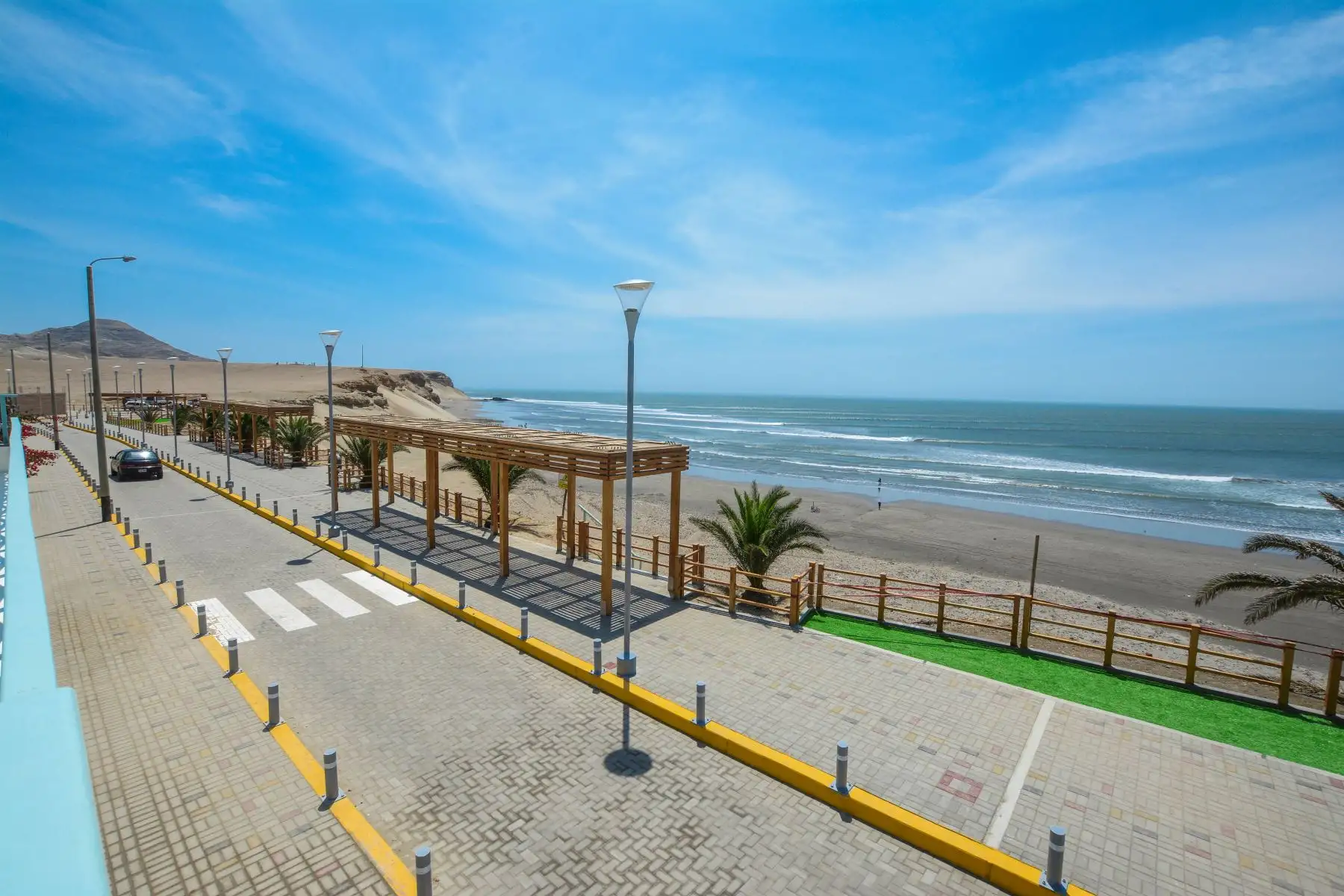 El malecón turístico ofrece a todos sus visitantes una vista panorámica de la playa y brindando mayor comodidad a los deportistas que podrán acceder con facilidad a la playa. Foto: Mincetur
