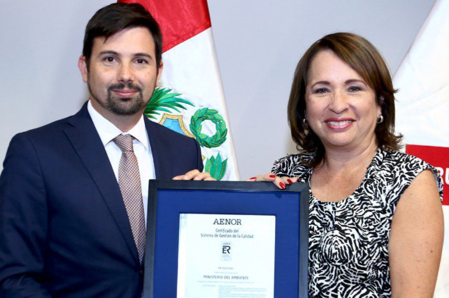 La ministra del Ambiente, Elsa Galarza, recibió de la empresa certificadora el reconocimiento a la mejora de la calidad de 10 procesos administrativos.