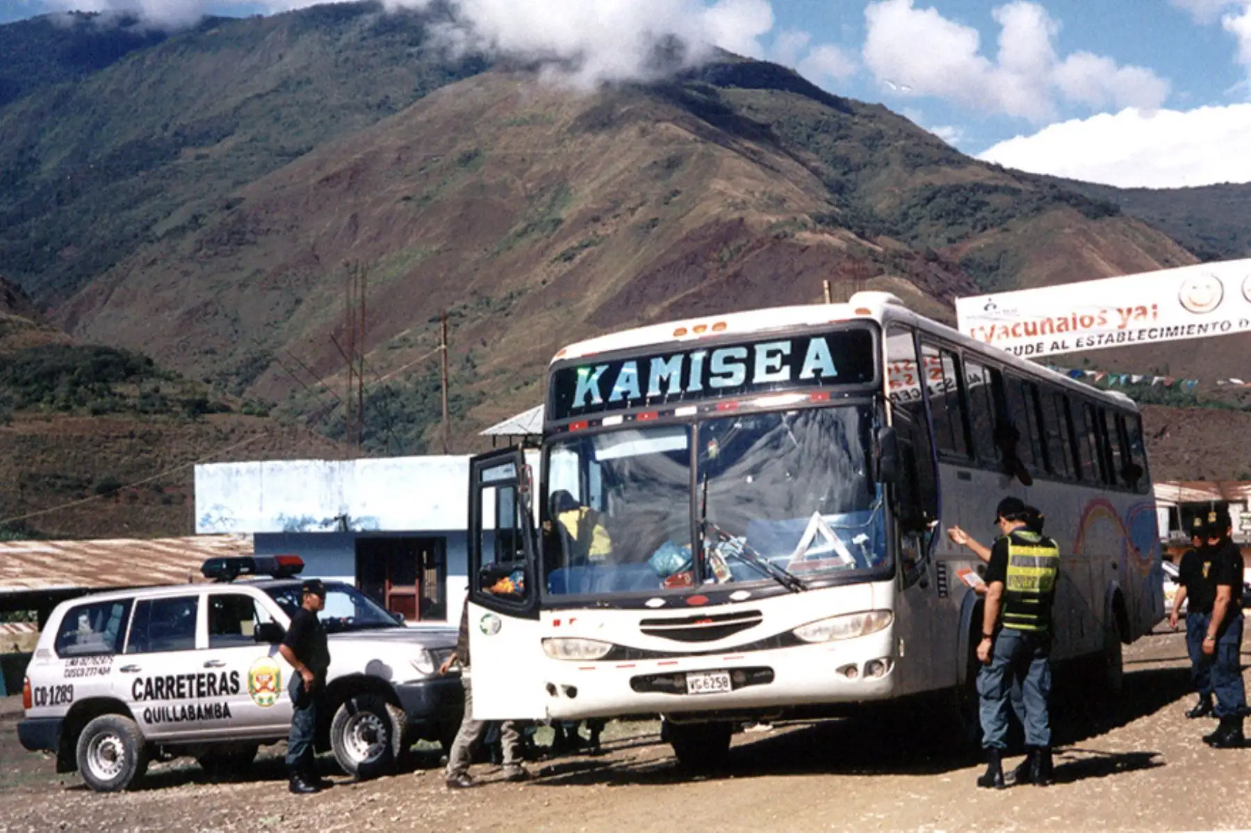 Más de 6,500 agentes de la Dirección de Tránsito y Seguridad Vial de la Policía Nacional del Perú custodiarán, desde hoy hasta el domingo 1 de abril, las carreteras del país para garantizar la seguridad de los viajeros durante los días feriados de Semana Santa.