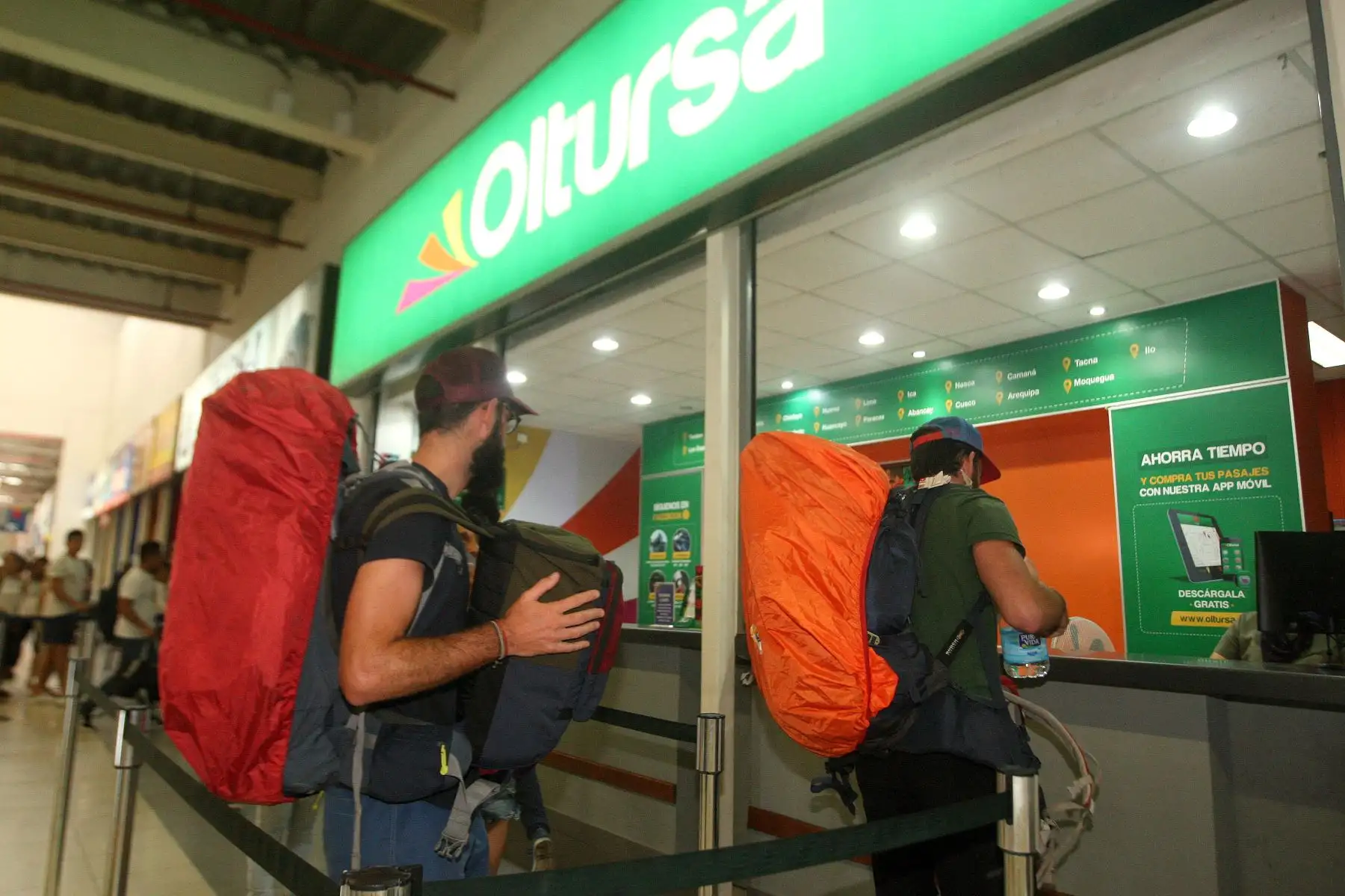 Por ejemplo, en el Gran Terminal Terrestre Plaza Norte el pasaje a Piura hoy se vende en 140 soles cuando normalmente tiene un valor de 70 soles. Para Chiclayo el costo se elevó de 80 a 130 soles. Foto: ANDINA/Héctor Vinces.