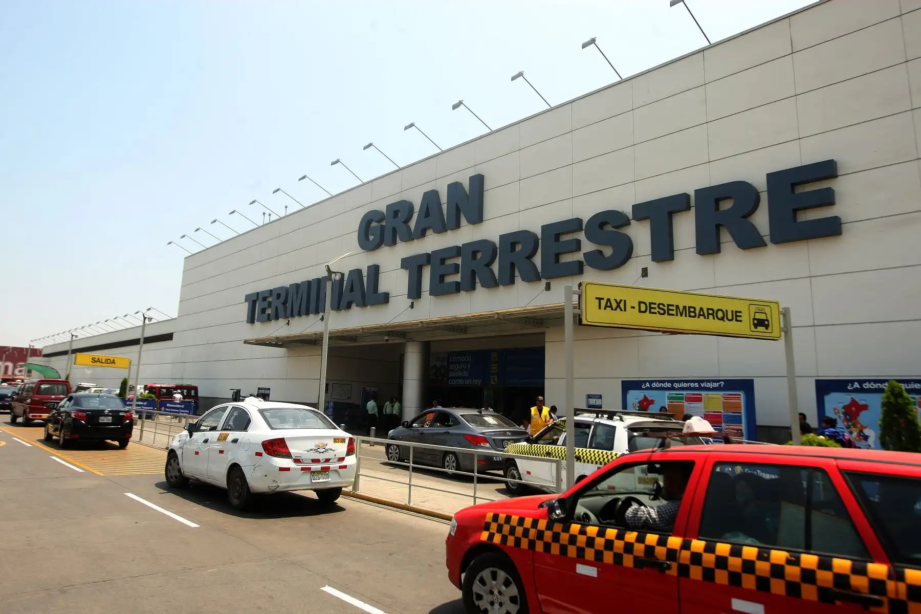 La Agencia Andina recorrió los terminales terrestres ubicados en Lima Norte y se encontró con el tradicional aumento de precios por estas fechas especiales.
Foto: ANDINA/Héctor Vinces.