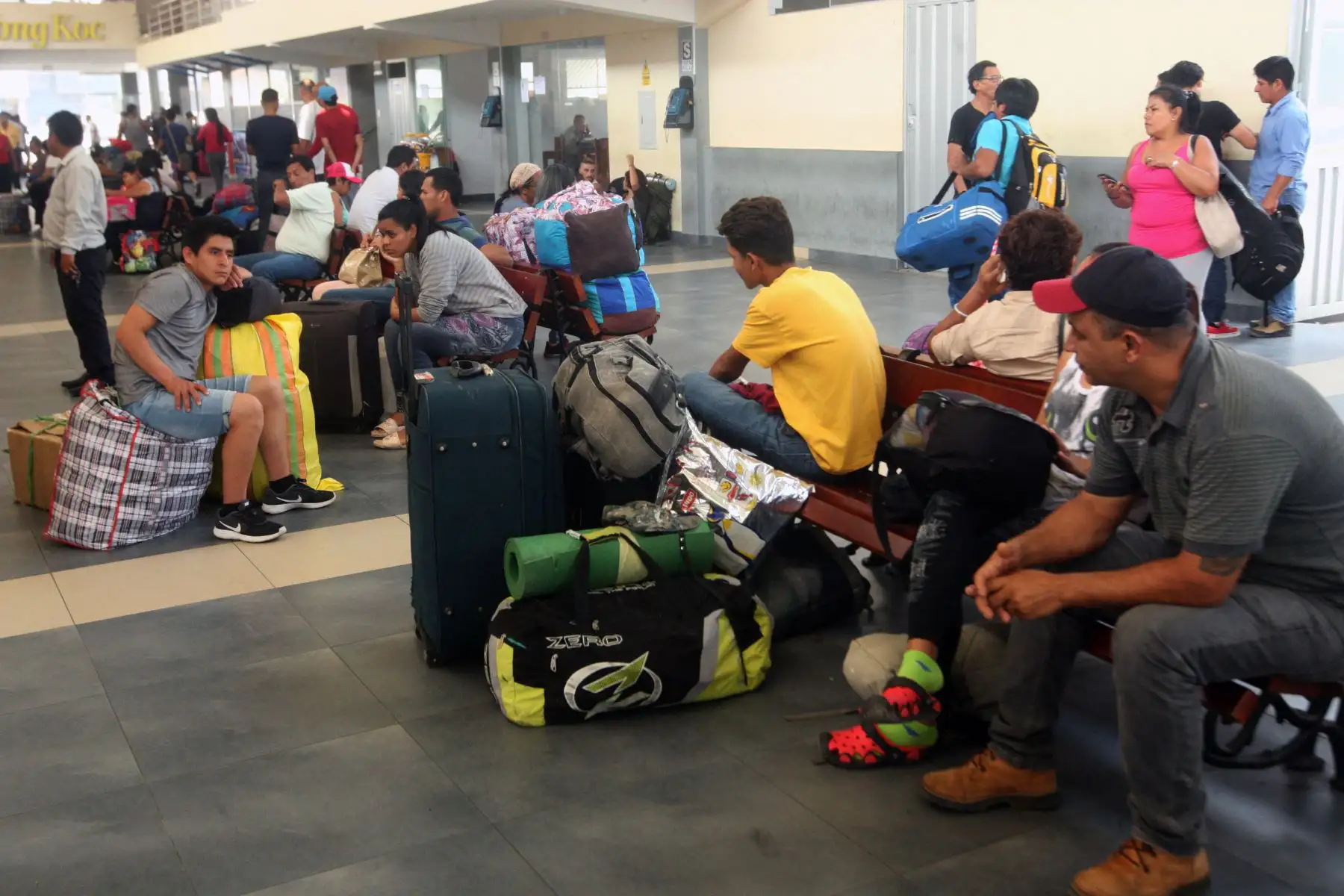 Diferentes agencias en los terminales terrestres ubicados en la capital aumentaron el precio de los pasajes con destino al norte del país hasta en 100%, debido a la gran demanda generada por los feriados de Semana Santa. Foto: ANDINA/Héctor Vinces.