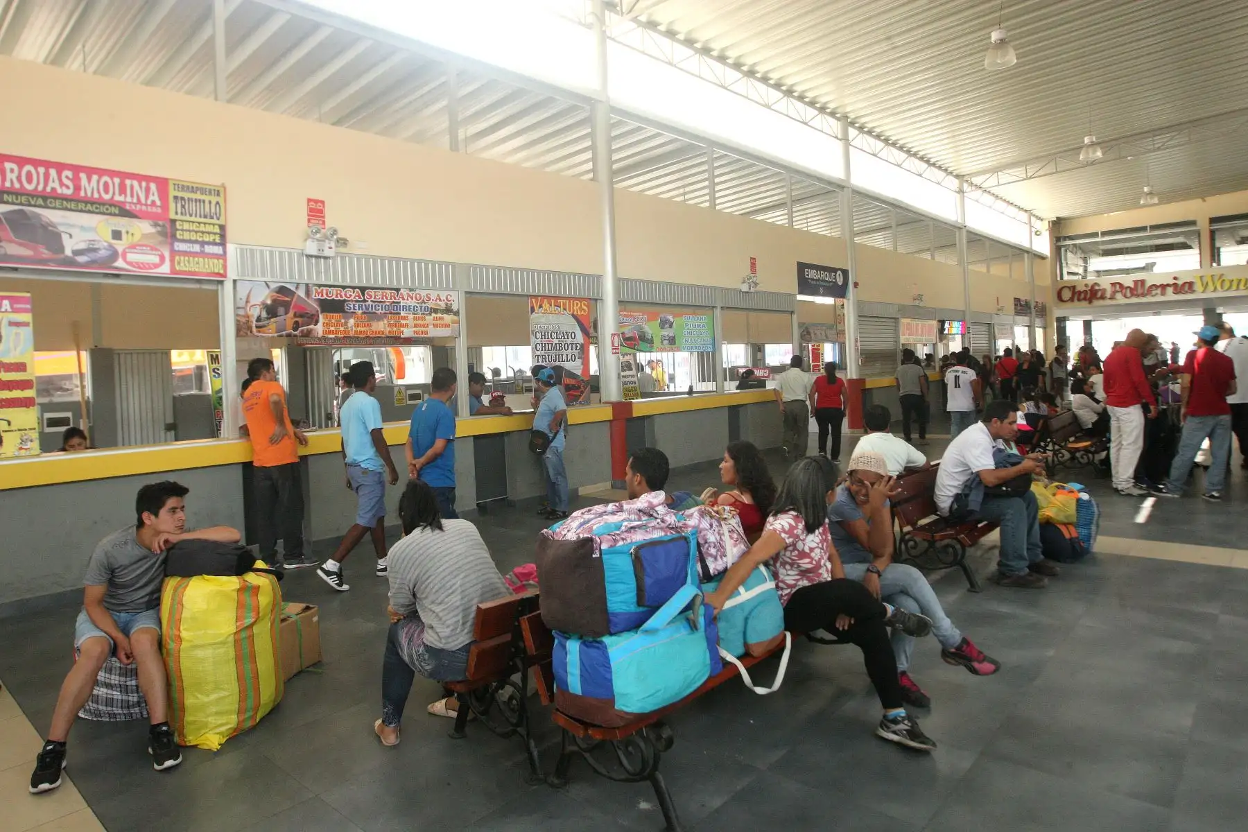 En el terminal Fiori 2, ubicado al frente de Plaza Norte, por la avenida Marco Polo, el costo de los pasajes también ha subido pero en menor medida: viajar a Huarmey y Casma cuesta hoy 50 soles, cuando su valor normal varía entre 20 y 30 soles como máximo. Foto: ANDINA/Héctor Vinces.