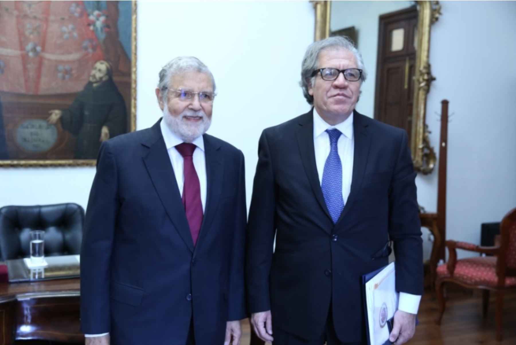 El presidente del TC, Ernesto Blume y el secretario general de la OEA, Luis Almagro.