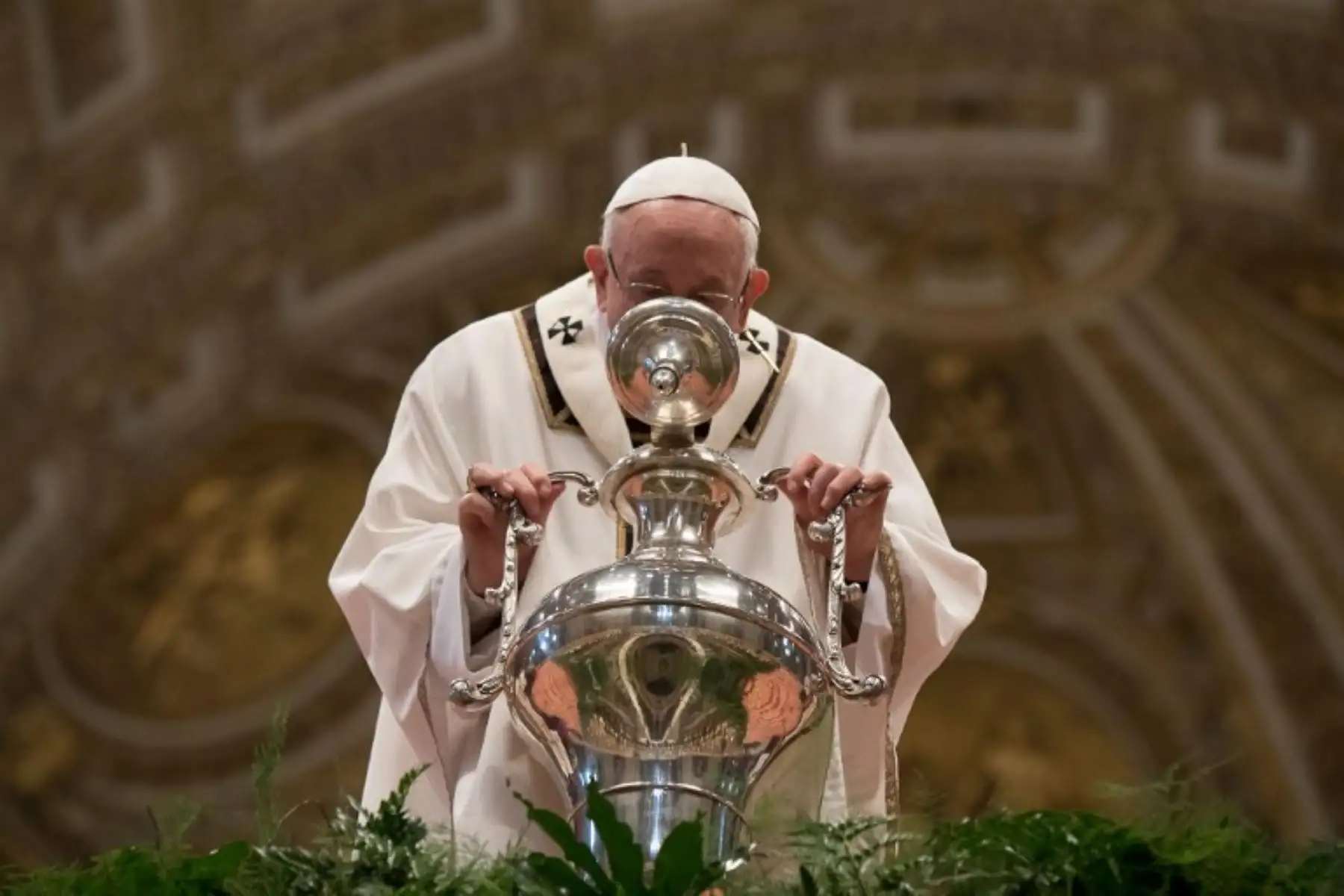 Papa Francisco, durante la santa misa crismal del Jueves Santo, en la basílica de San Pedro, en el Vaticano. Foto: AFP.