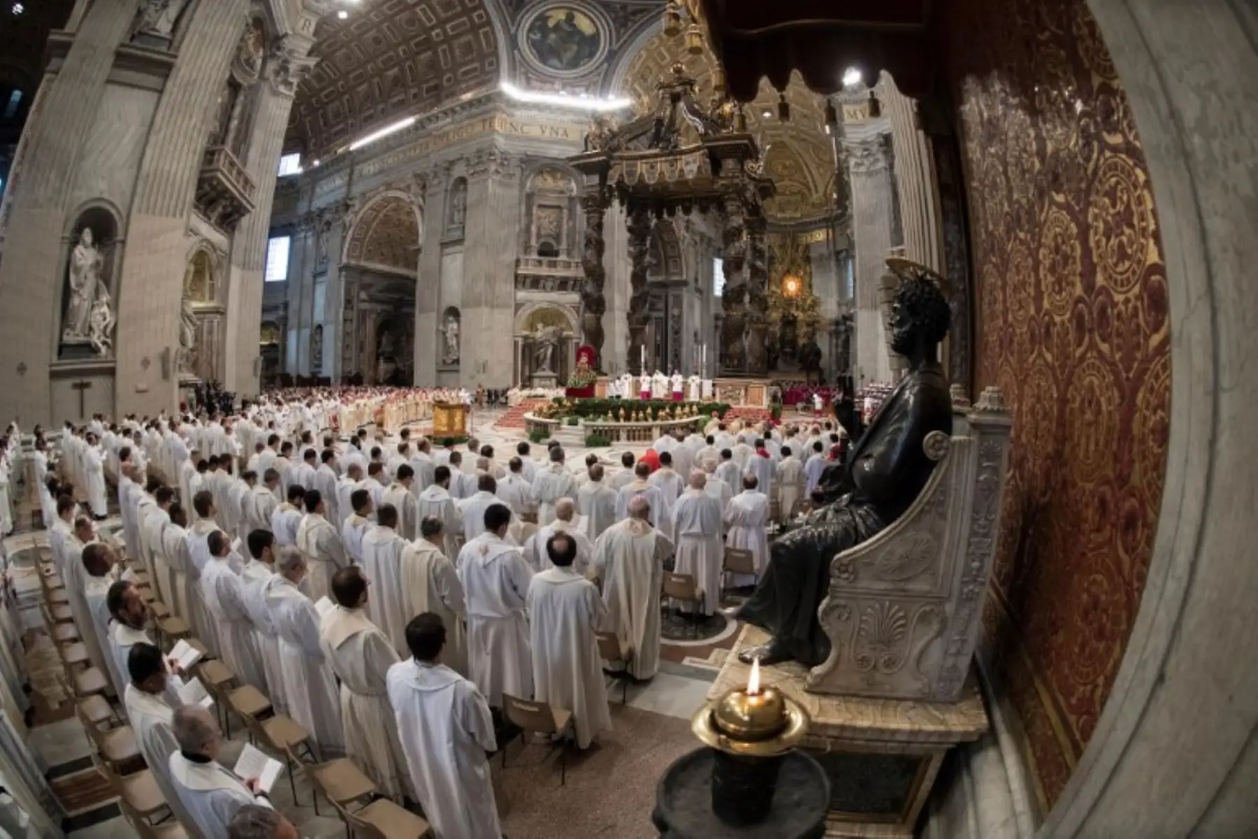 Santa misa crismal del Jueves Santo, en la basílica de San Pedro, en el Vaticano. Foto: AFP.