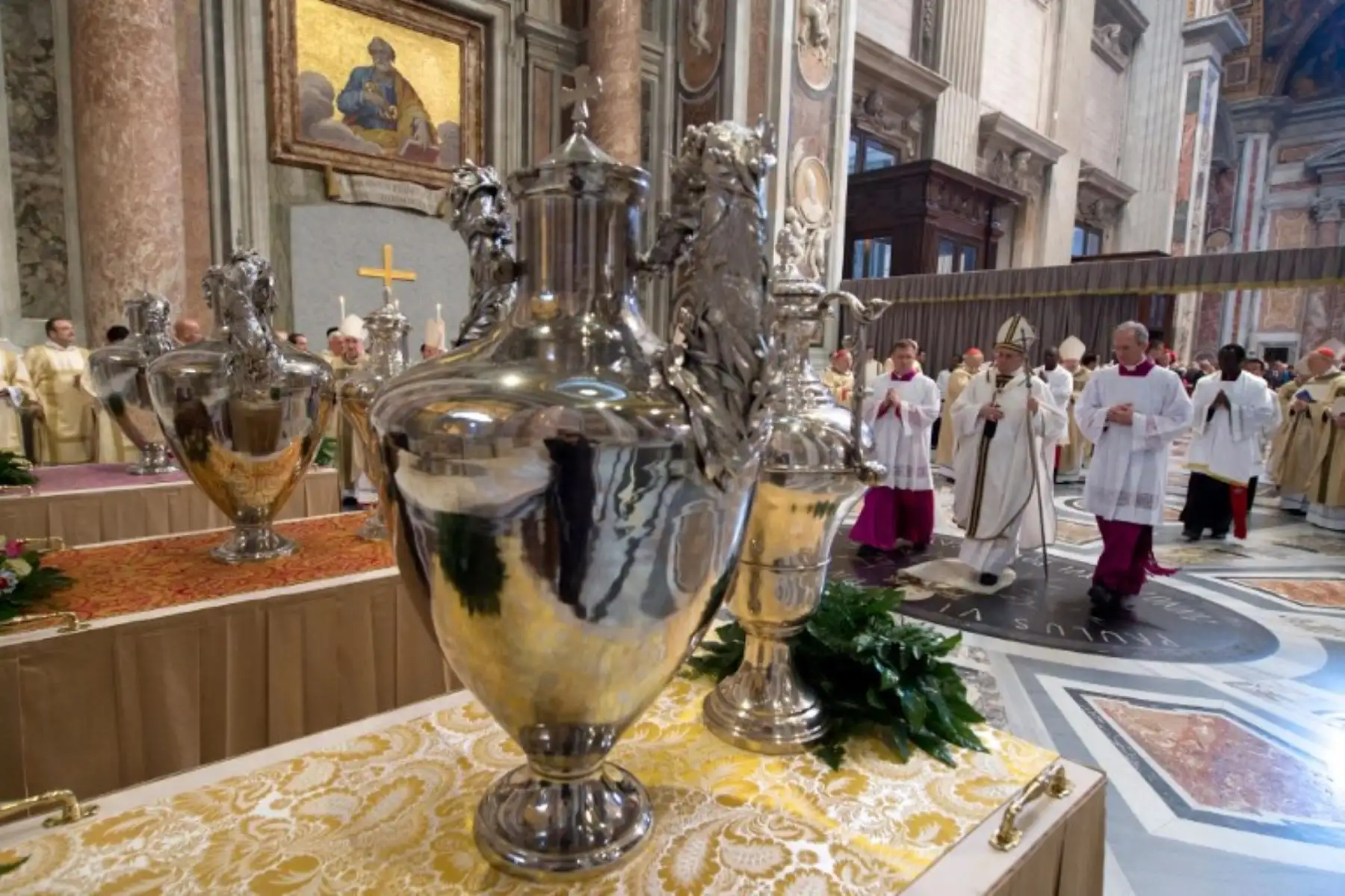 Celebración de la santa misa crismal del Jueves Santo, en la basílica de San Pedro, en el Vaticano. Foto: AFP.