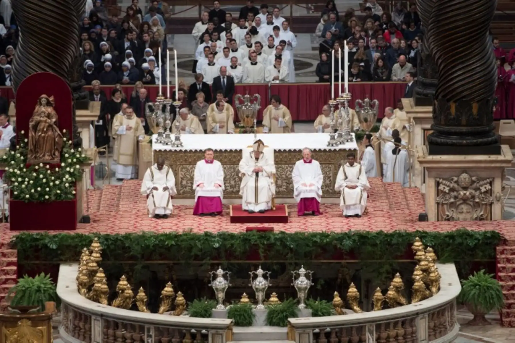 Papa Francisco, durante la Santa Misa crismal del Jueves Santo en la basílica de San Pedro en el Vaticano.Foto:AFP