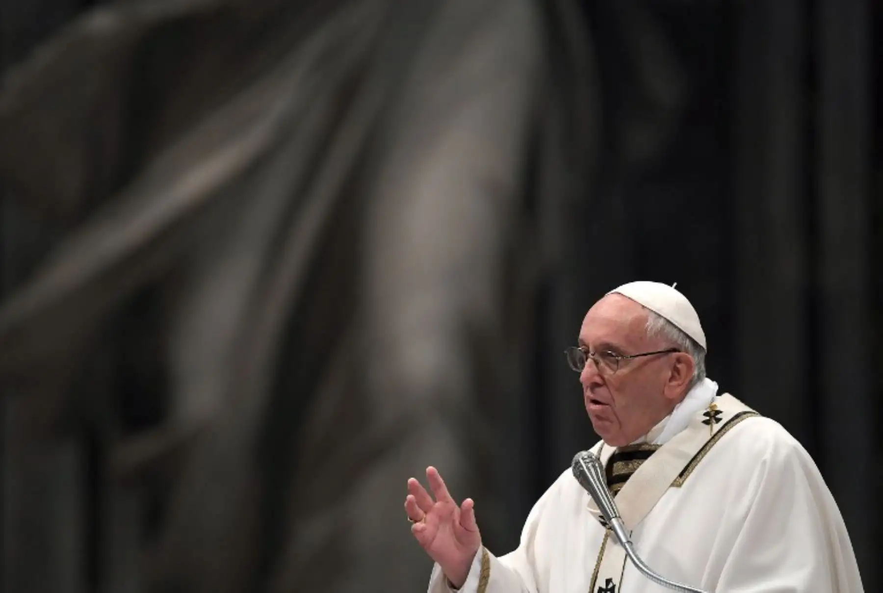 El Papa Francisco habla durante la Santa Misa crismal del Jueves Santo en la basílica de San Pedro en el Vaticano.Foto:AFP